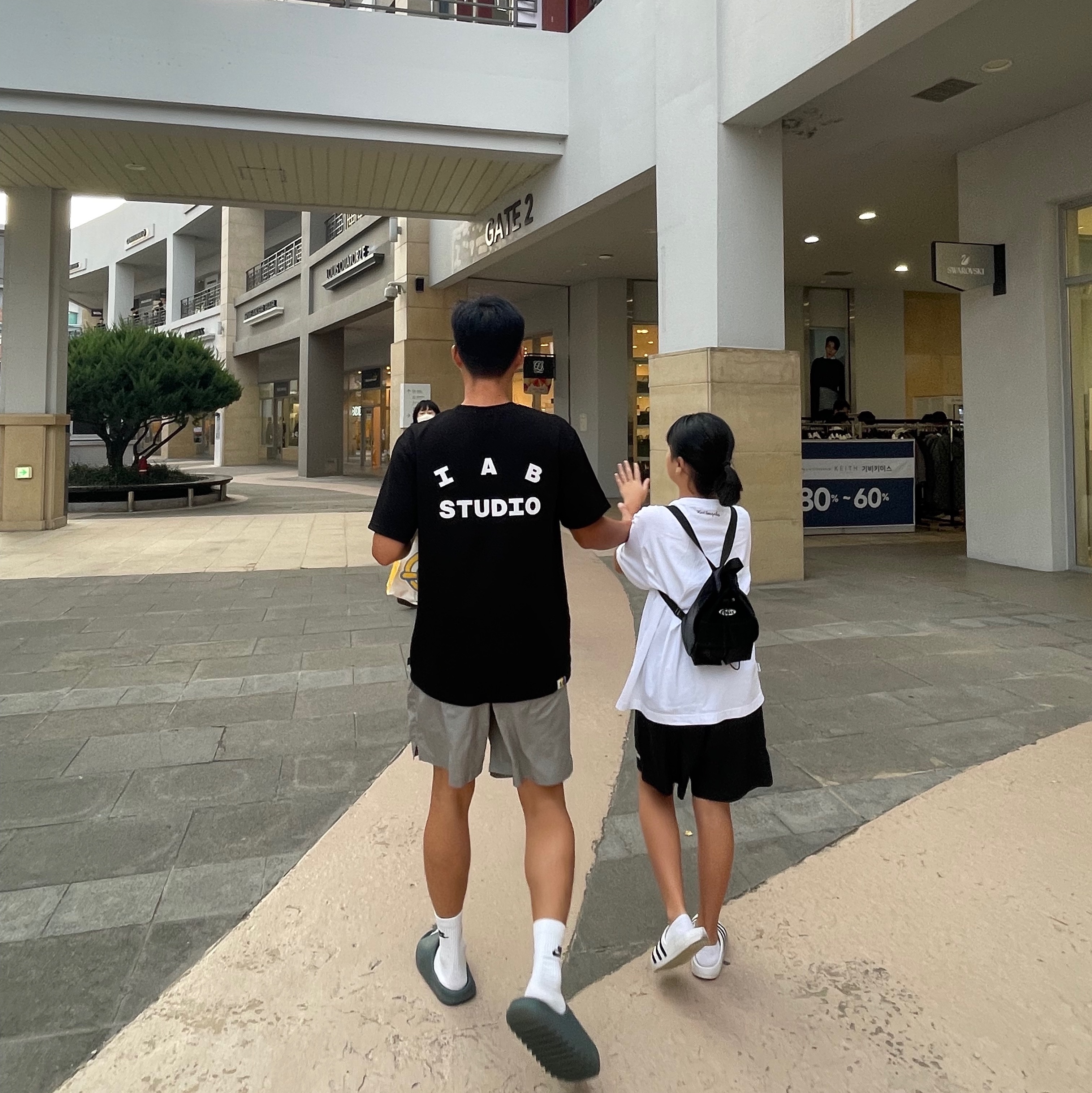 IAB Studio 10th Anniversary T-Shirts Pack White & Black (2 Pack), IAB Studio Woven Shorts Gray 착용 스타일 - 1