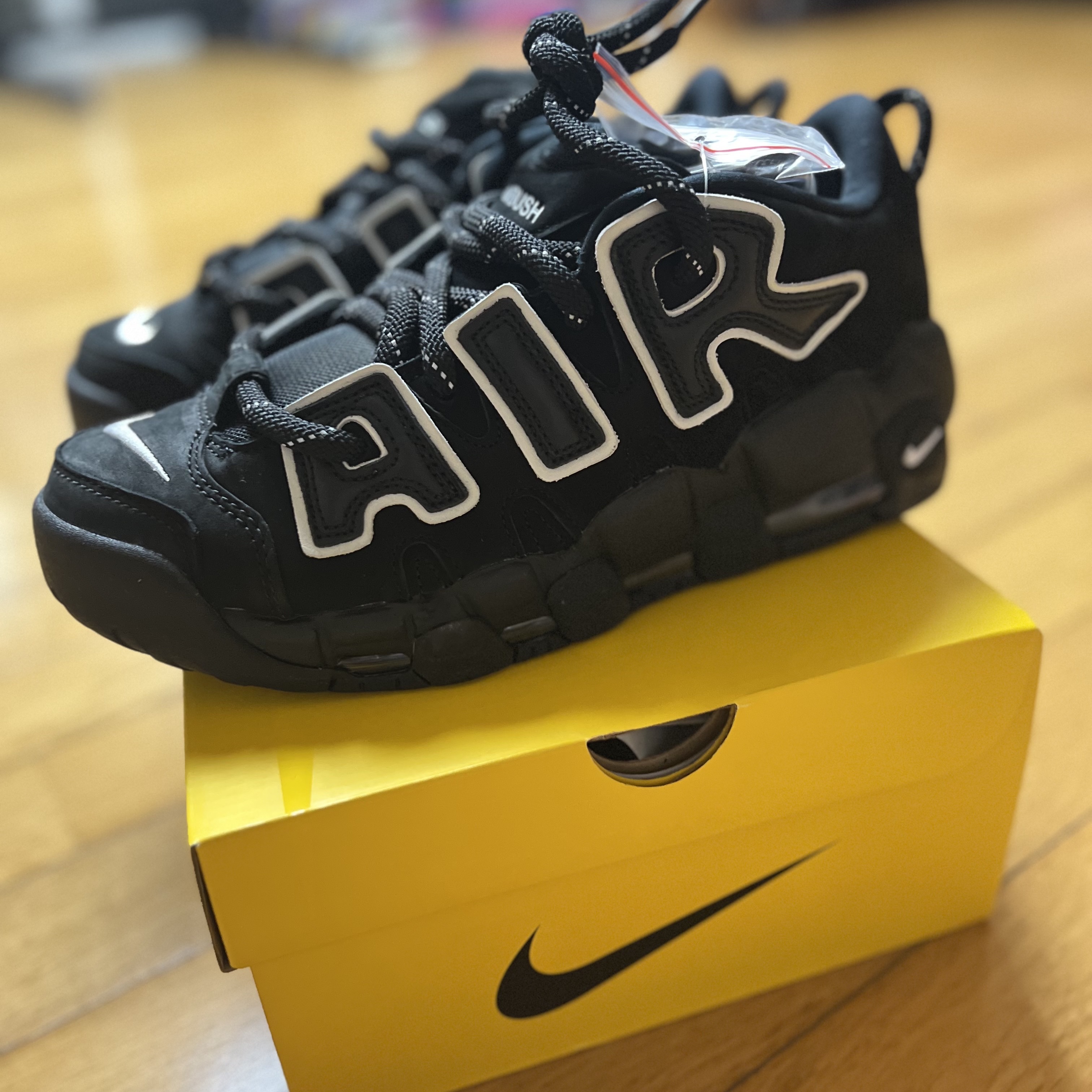 Nike x Ambush Air More Uptempo Low Black and White 착용 스타일 - 4
