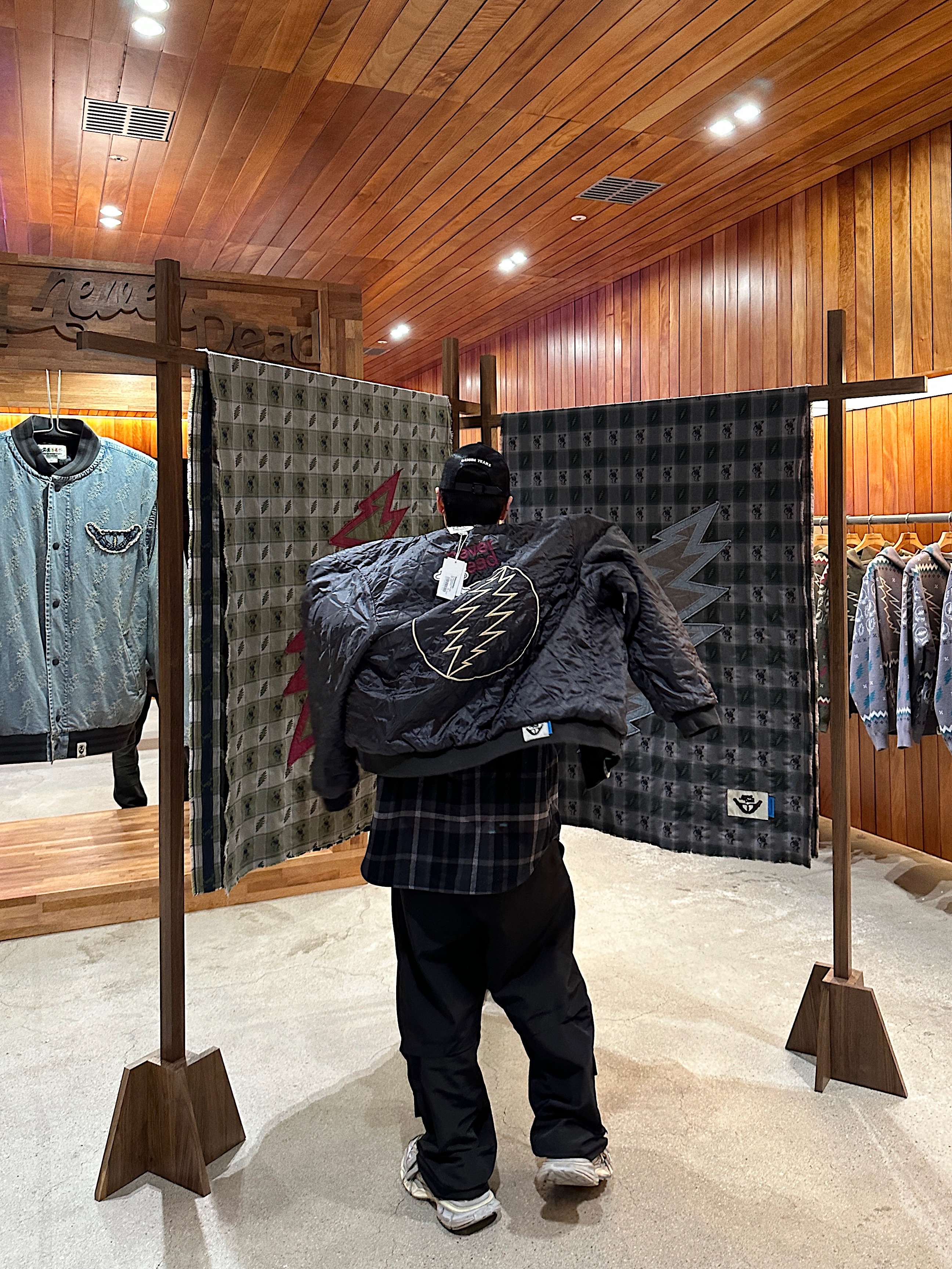 Thisisneverthat x Grateful Dead Lightning Denim Varsity Jacket Washed Blue, Balenciaga 3XL Sneakers Light Beige 착용 스타일 - 3
