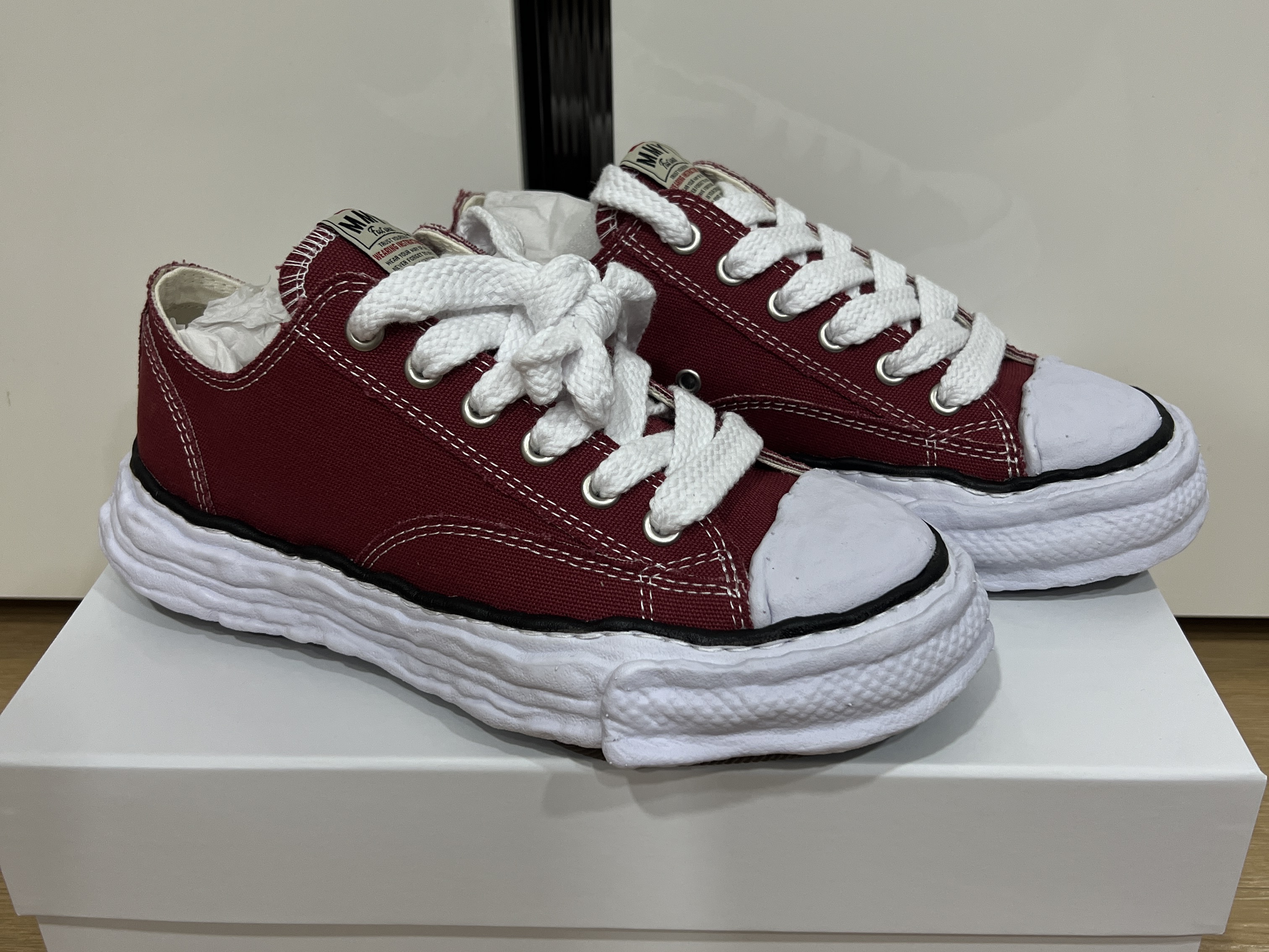 Maison Mihara Yasuhiro Peterson23 OG Sole Canvas Low-top Sneakers Bordeaux 착용 스타일 - 3