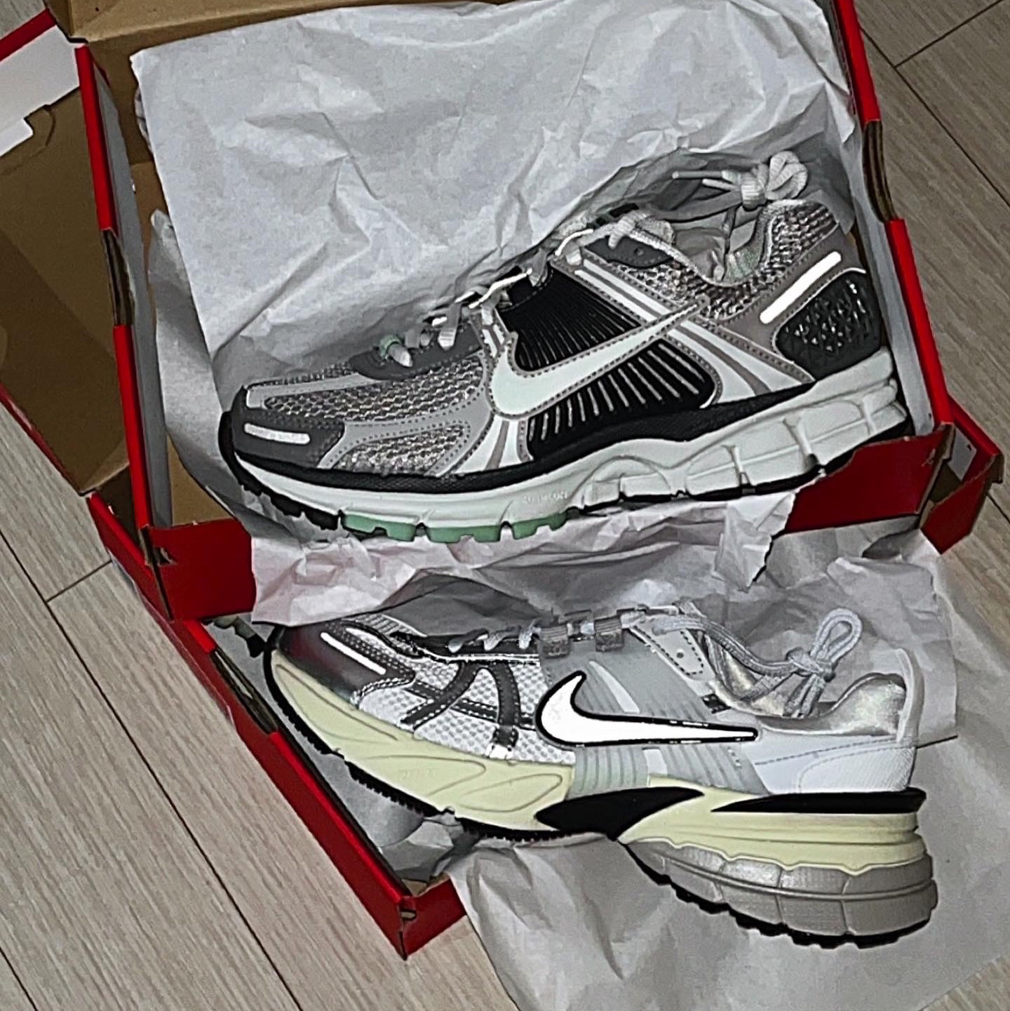 Nike V2K Run Summit White Metallic Silver, (W) Nike Zoom Vomero 5 Cobblestone and Flat Pewter 착용 스타일