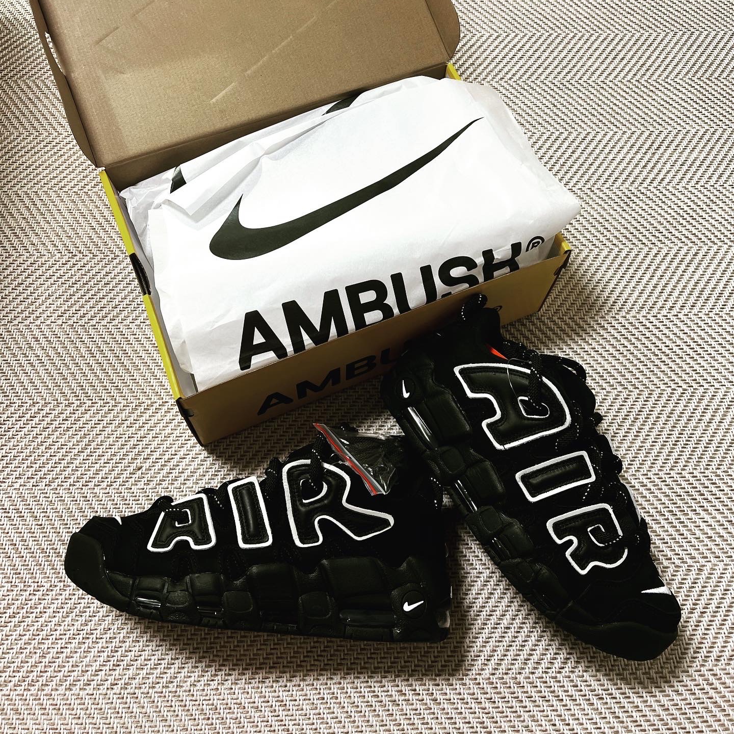 Nike x Ambush Air More Uptempo Low Black and White 착용 스타일 - 1
