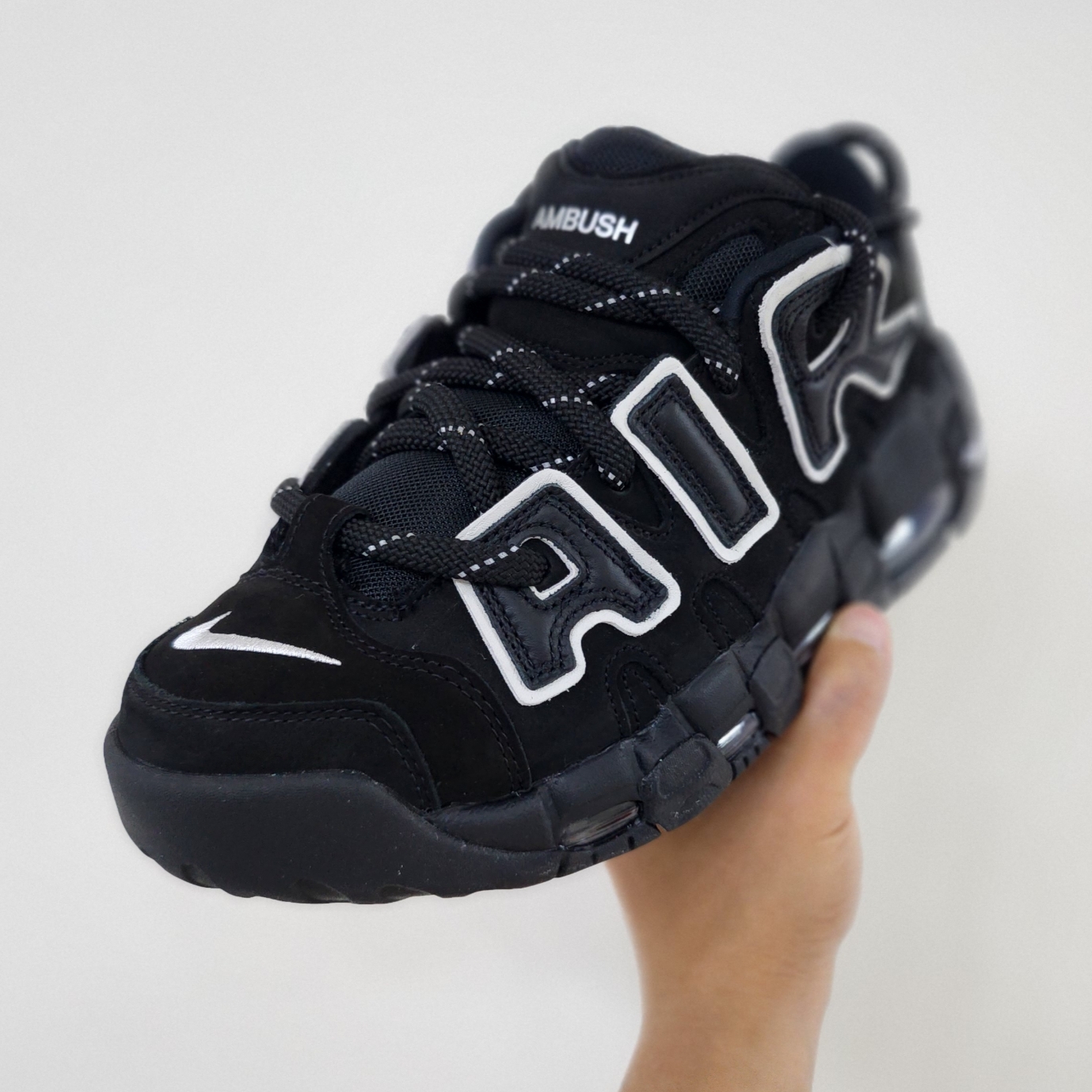 Nike x Ambush Air More Uptempo Low Black and White 착용 스타일 - 1