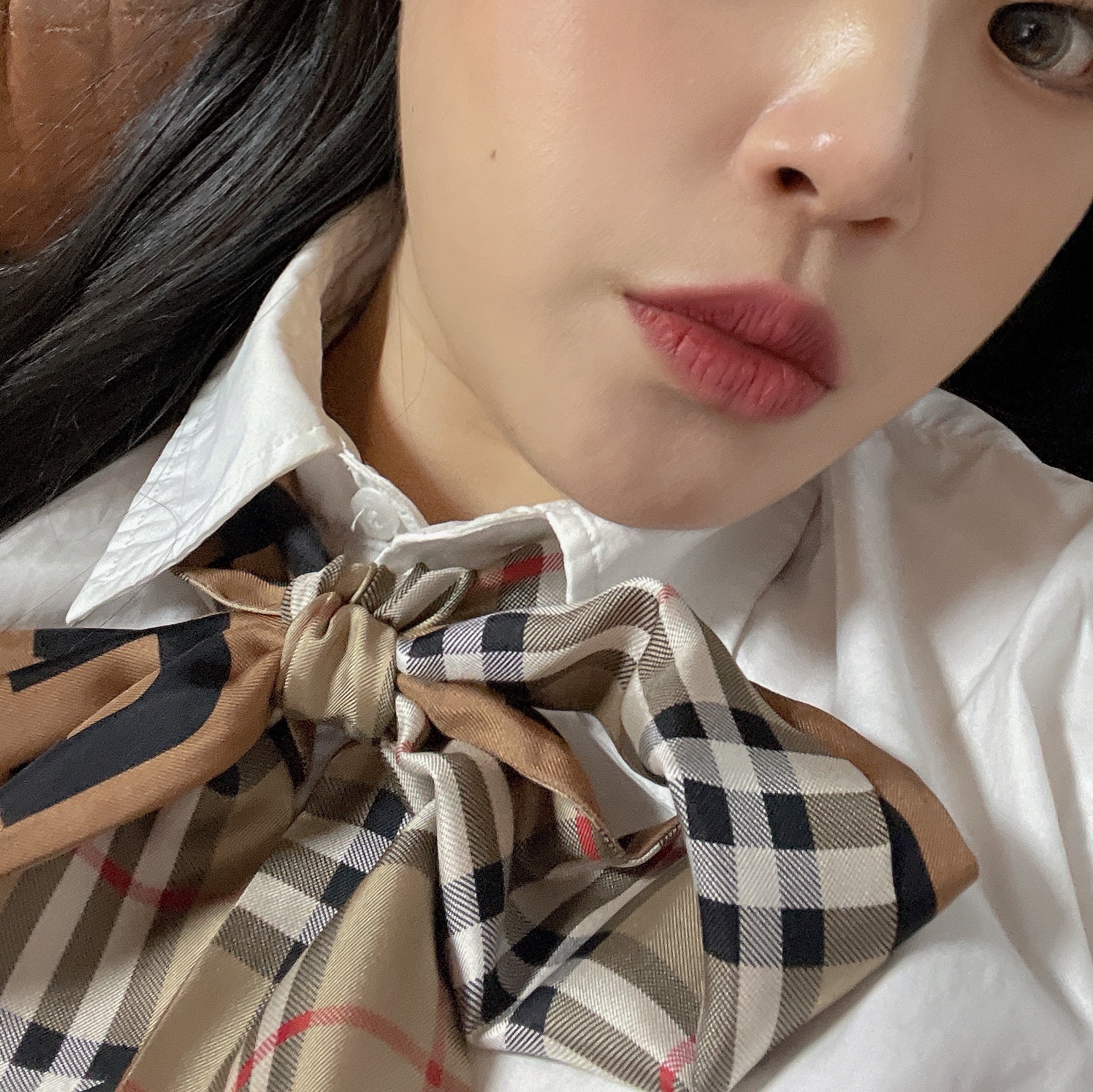 (W) Burberry Vintage Check Logo Print Silk Skinny Scarf Archive Beige 착용 스타일