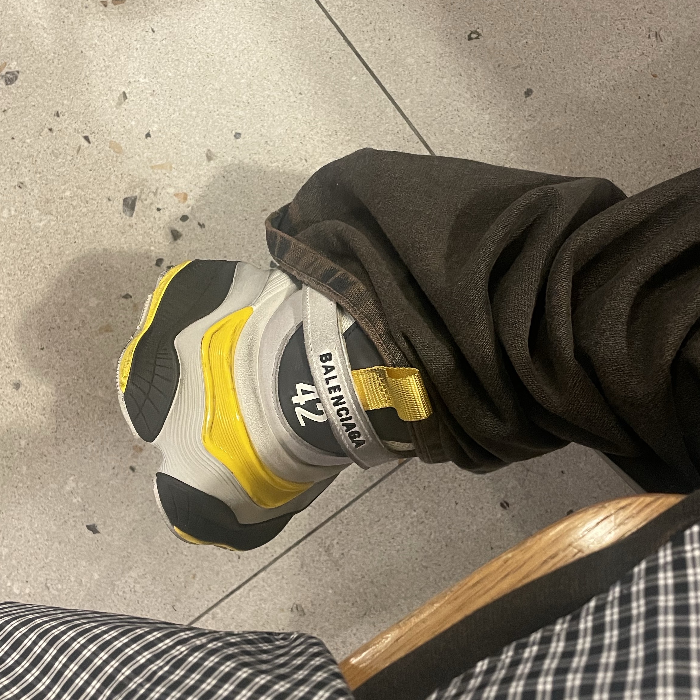 Balenciaga Cargo Sneakers Grey Black Yellow, Balenciaga Micro Check Mix Poplin Sporty B Cosy Shirt Black White 착용 스타일 - 4