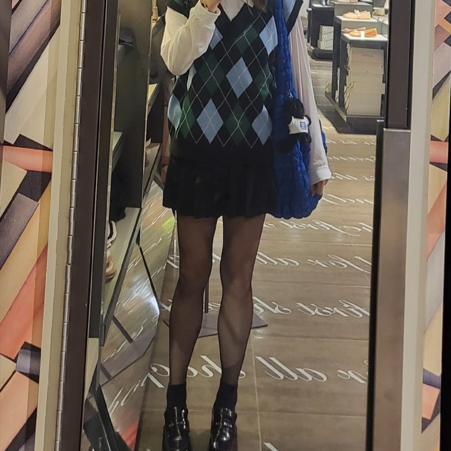 COS Quilted Oversized Shoulder Bag Blue 착용 스타일 - 1