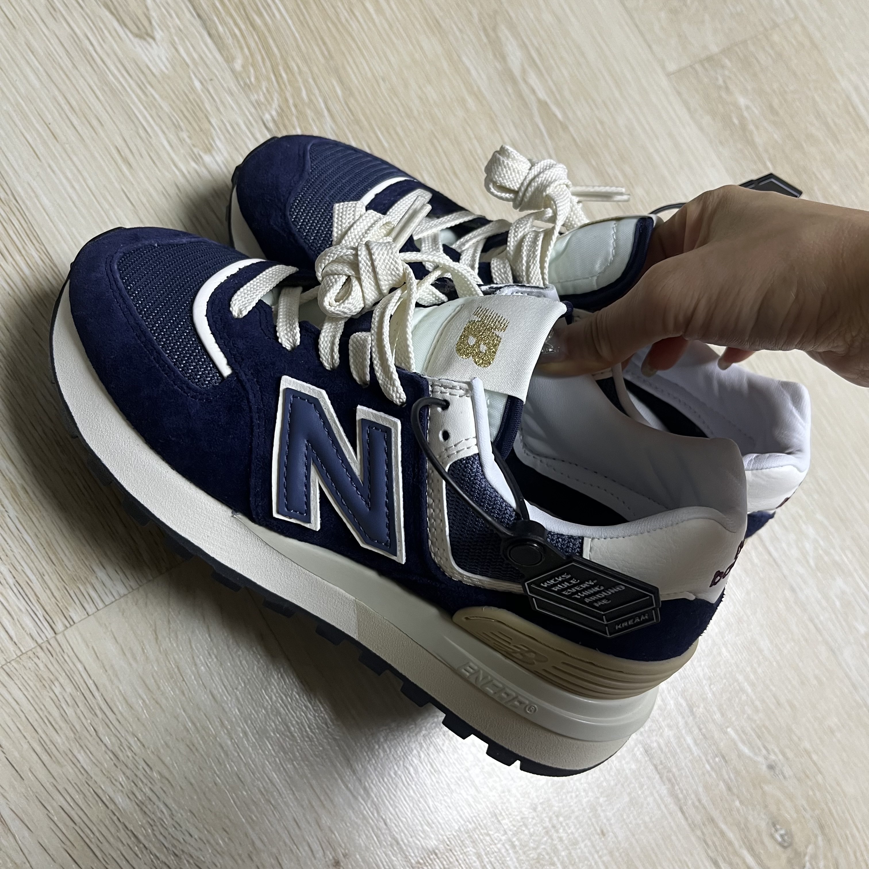 New Balance 574 Legacy Navy 착용 스타일 - 1