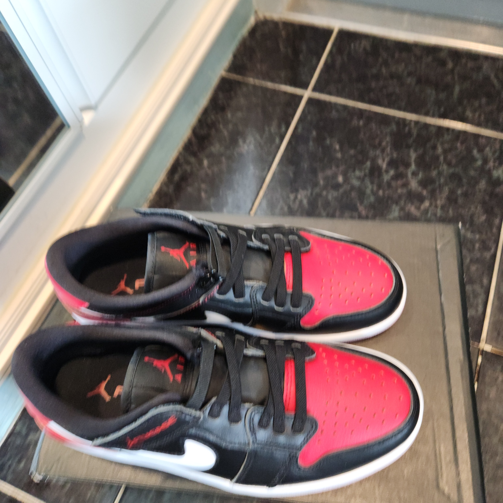 Jordan 1 Low Flyease Black Gym Red 착용 스타일 - 1