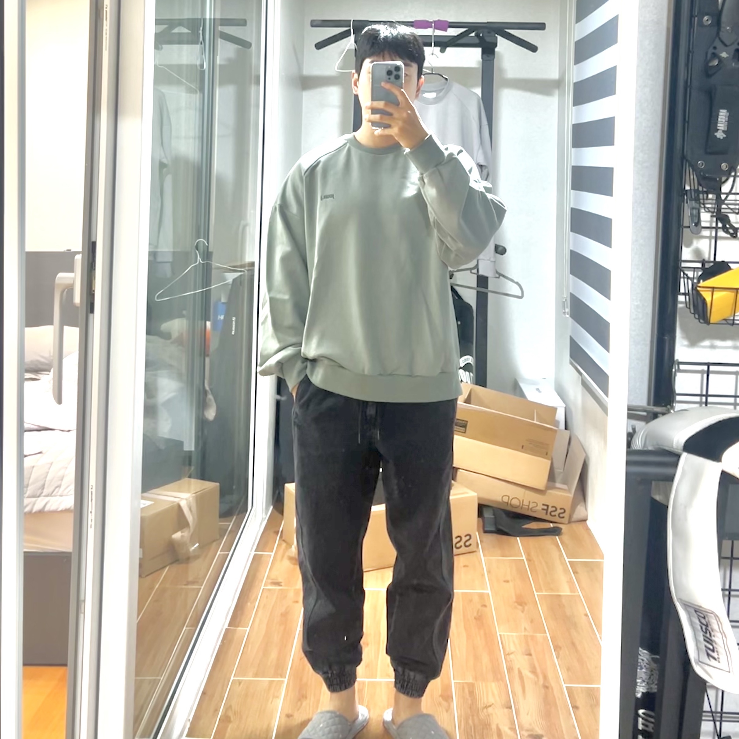 Juun.J Cone Denim Detail Shirt Blue, Juun.J Cone Denim Track Jogger Pants Black 착용 스타일 - 2