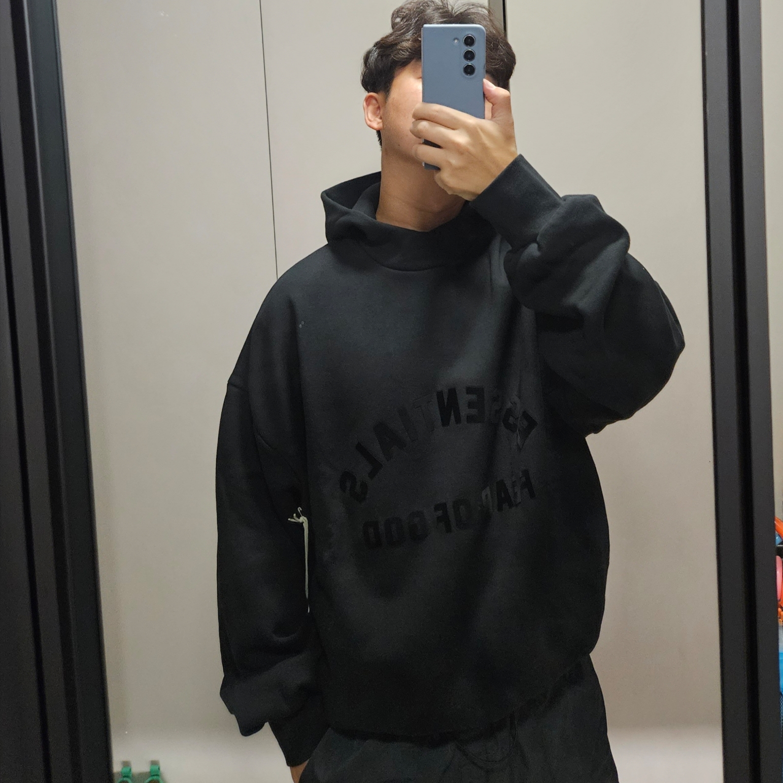 Essentials The Black Collection Hoodie Jet Black - 23SS 착용 스타일 - 1