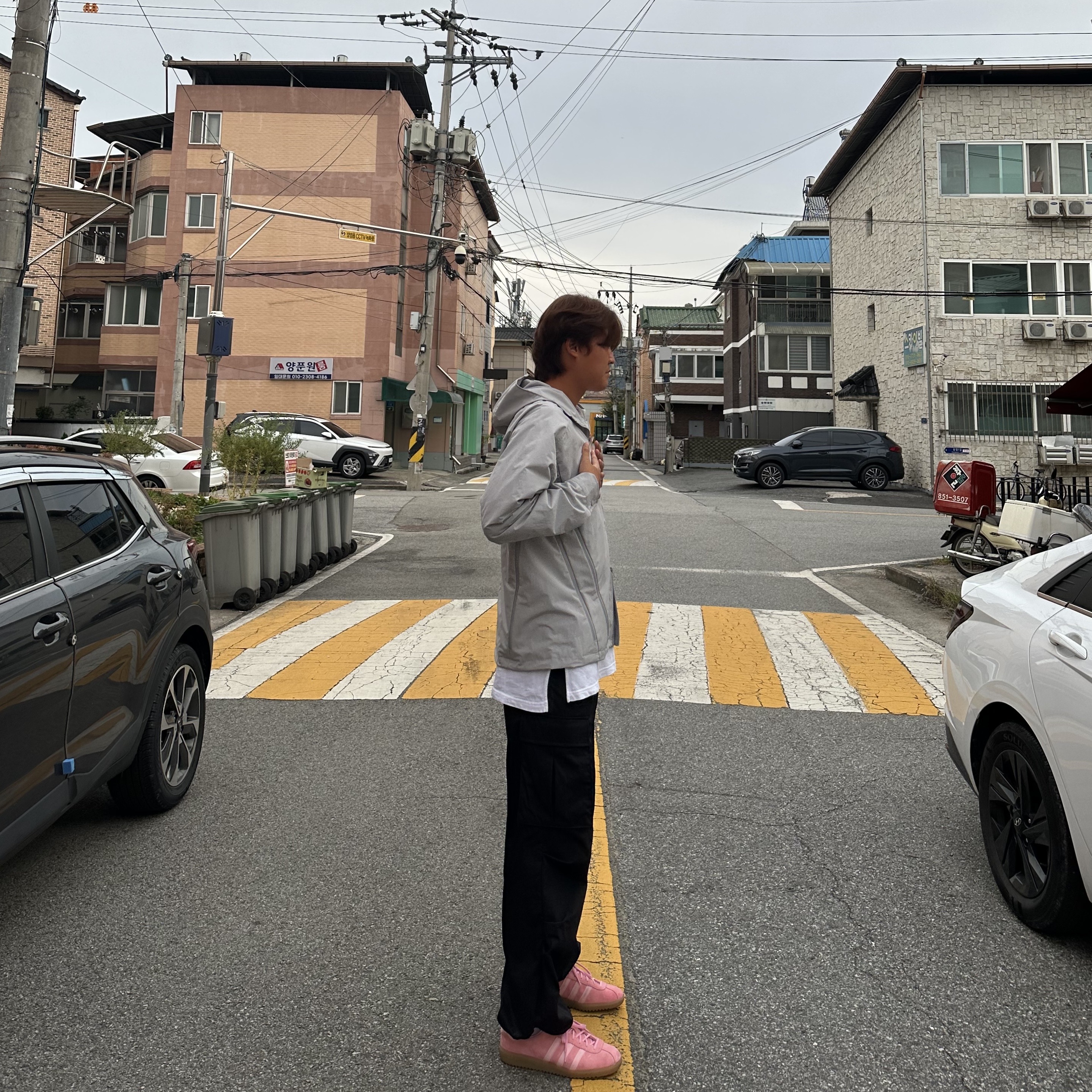 Nike x Sacai VaporWaffle Royal Fuchsia, Zara x Ader Error Jogger Pants Grey 착용 스타일 - 2