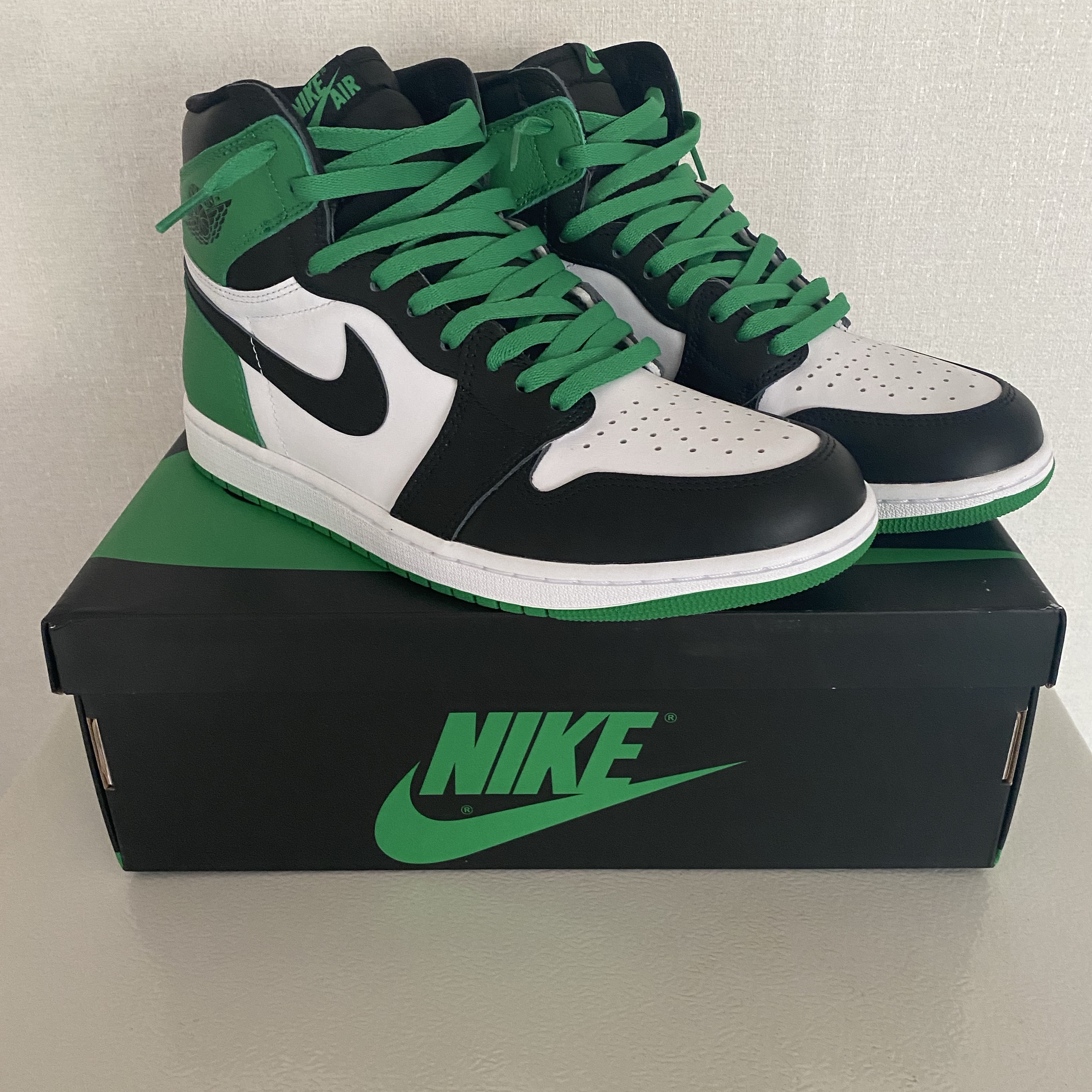 Jordan 1 Retro High OG Black and Lucky Green 착용 스타일