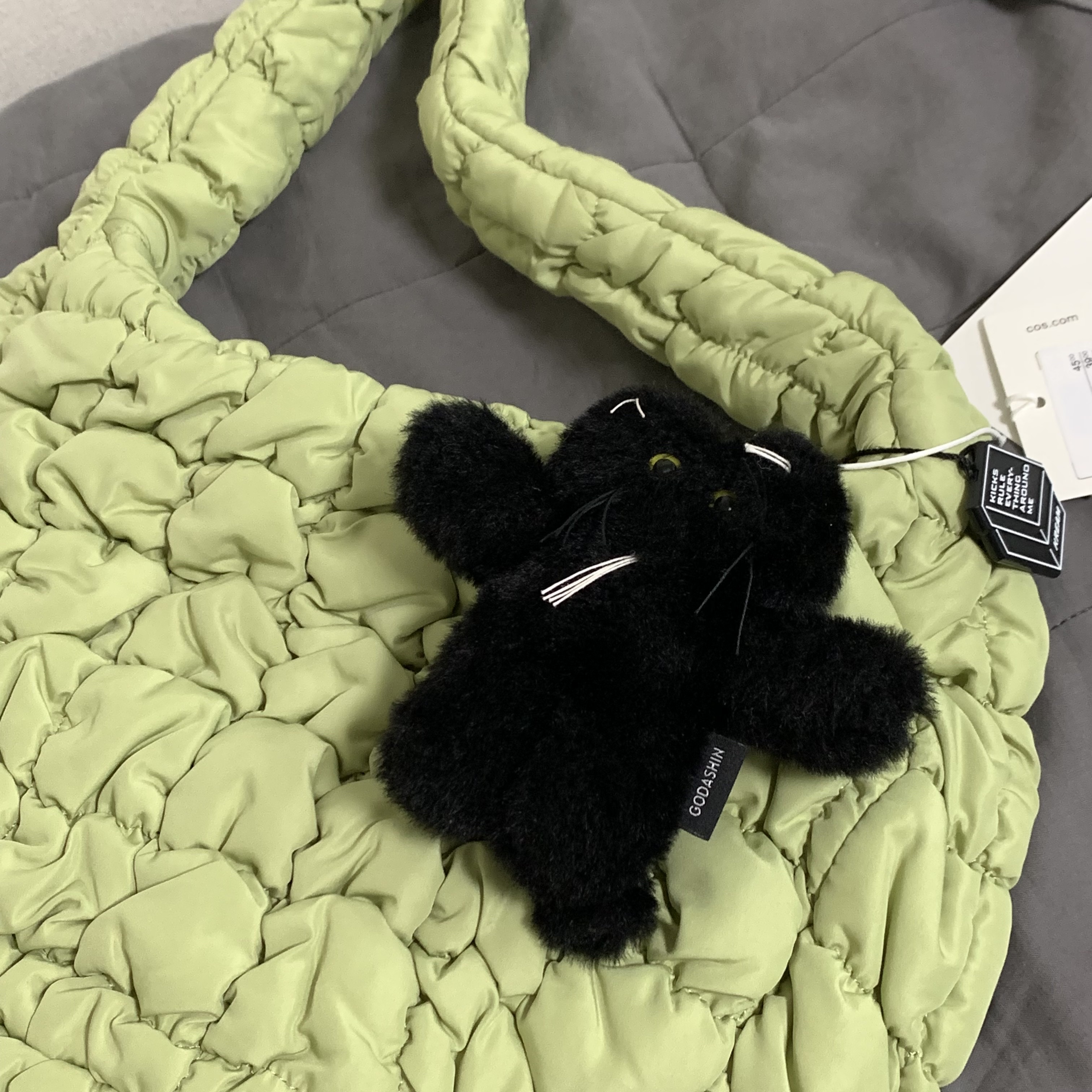 COS Quilted Mini Bag Light Green, Godashin Cats Keyring Black 착용 스타일