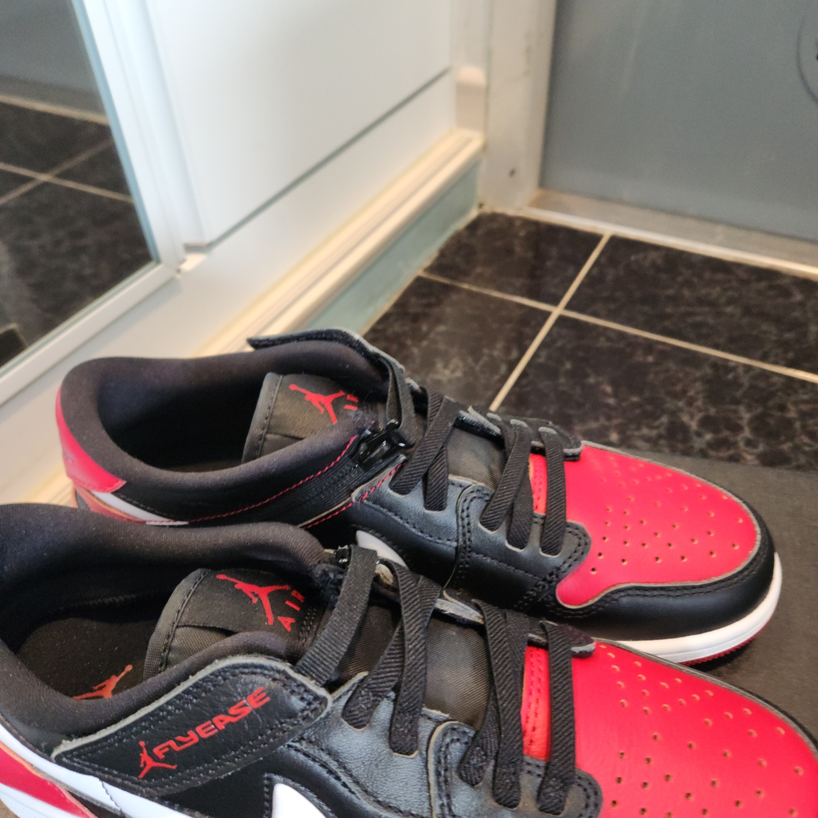 Jordan 1 Low Flyease Black Gym Red 착용 스타일 - 3
