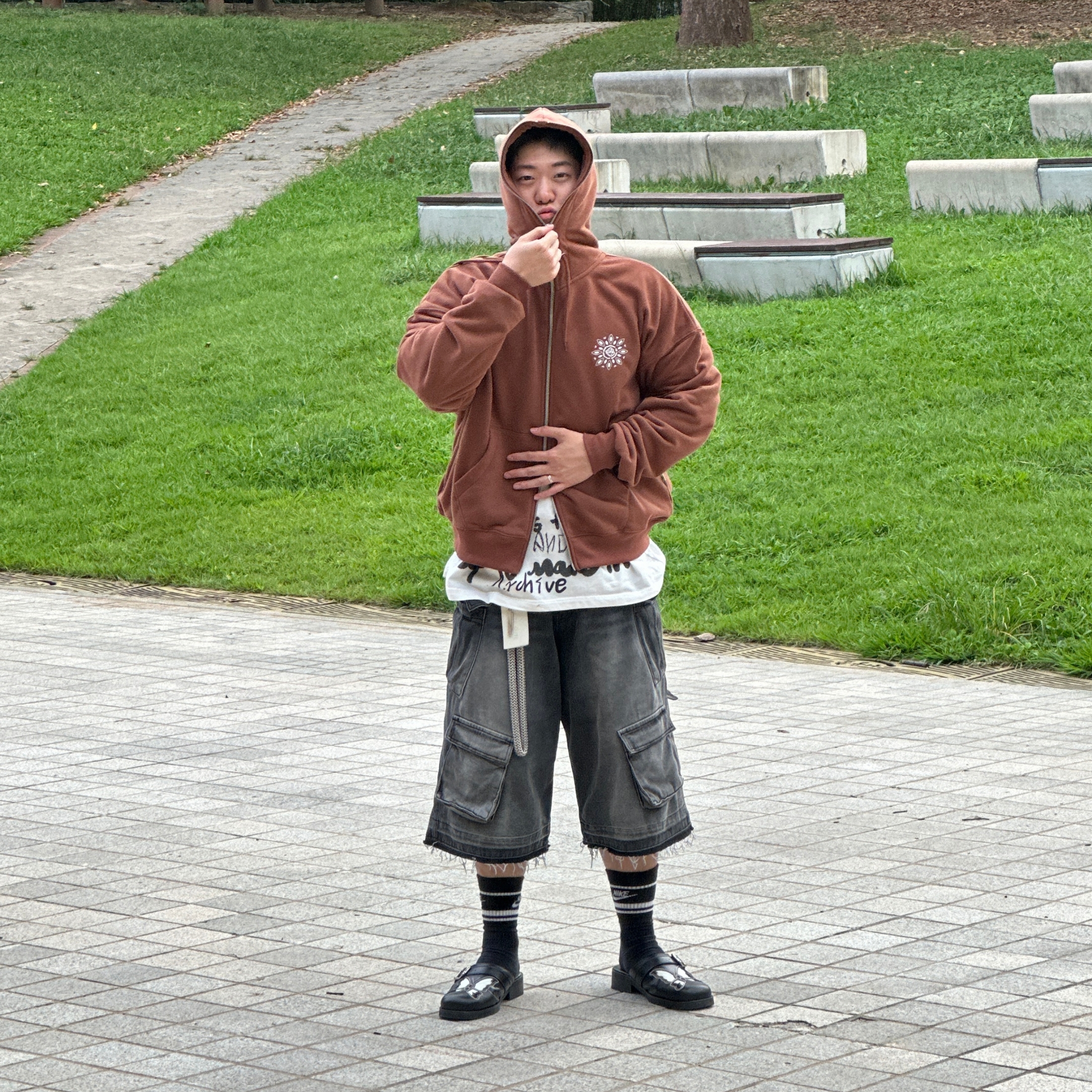 Nos Couleurs Old Washed Cargo Denim Shorts Dark Grey, Our Legacy Camion Mule Schmetterling Black Leather 착용 스타일 - 3