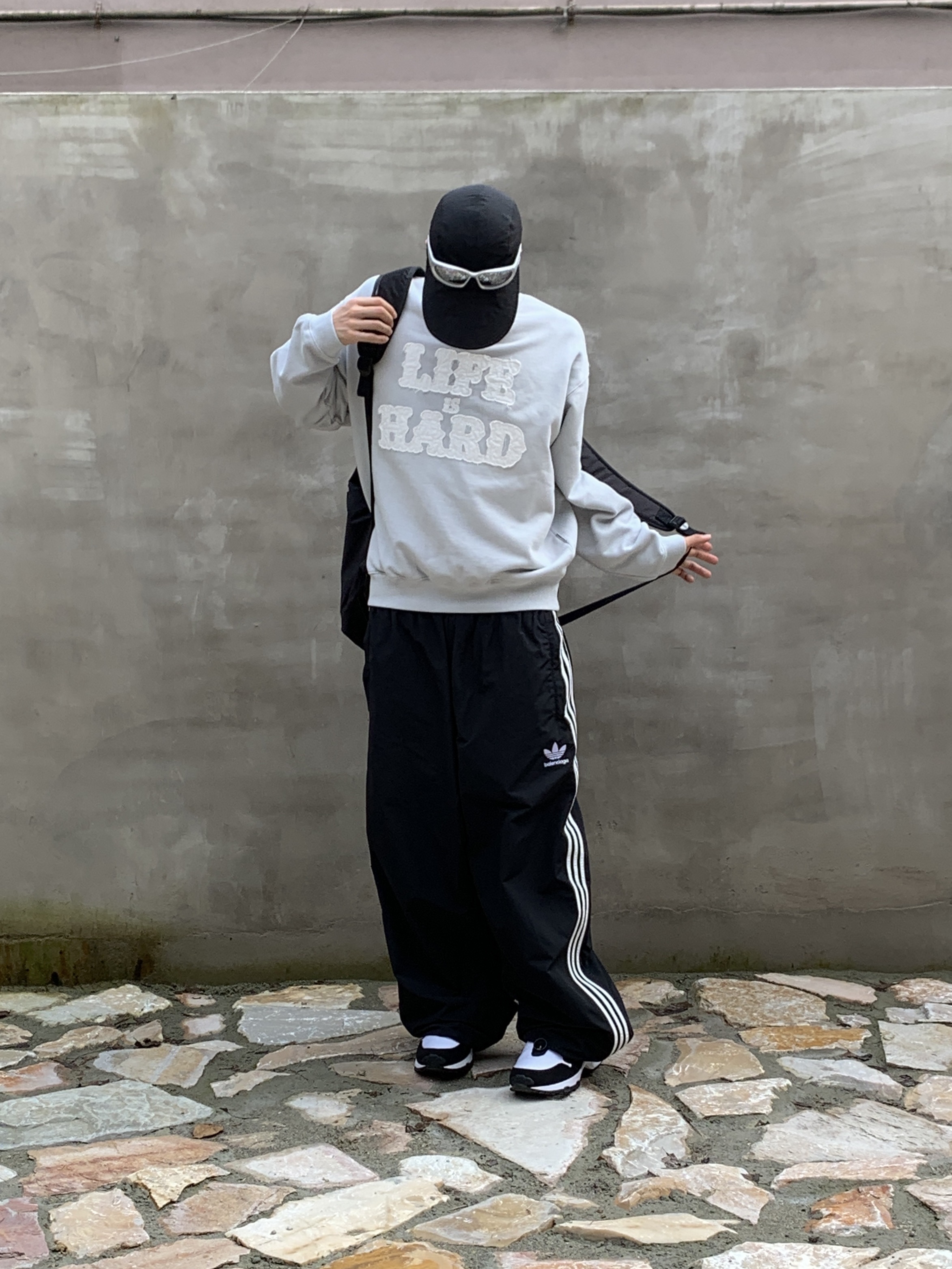 Balenciaga Swift Oval Sunglasses Silver, Nike x Comme des Garcons Homme Plus Air Max Sunder SP White Black 착용 스타일 - 2