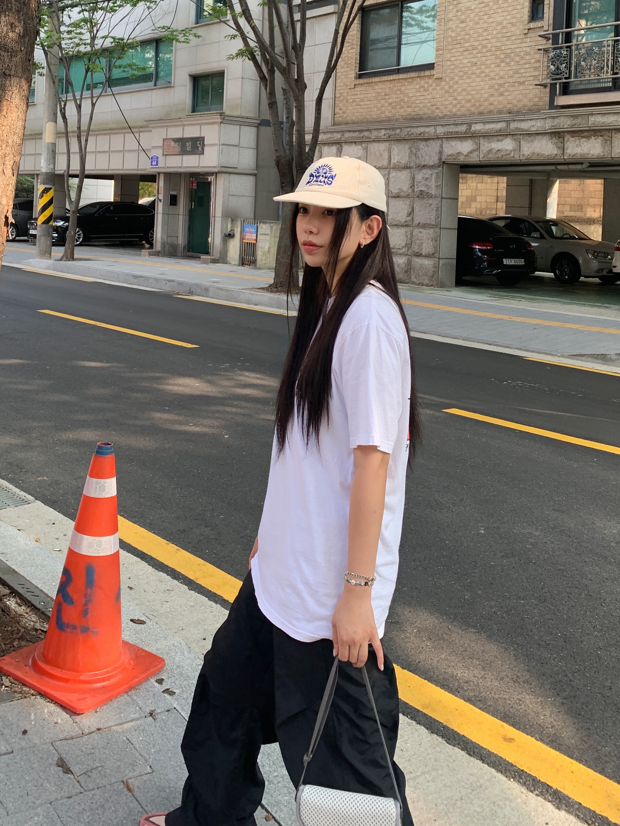 Stussy Lb Crown T-Shirt White, New Balance 9060 Cherry Blossom 착용 스타일 - 1