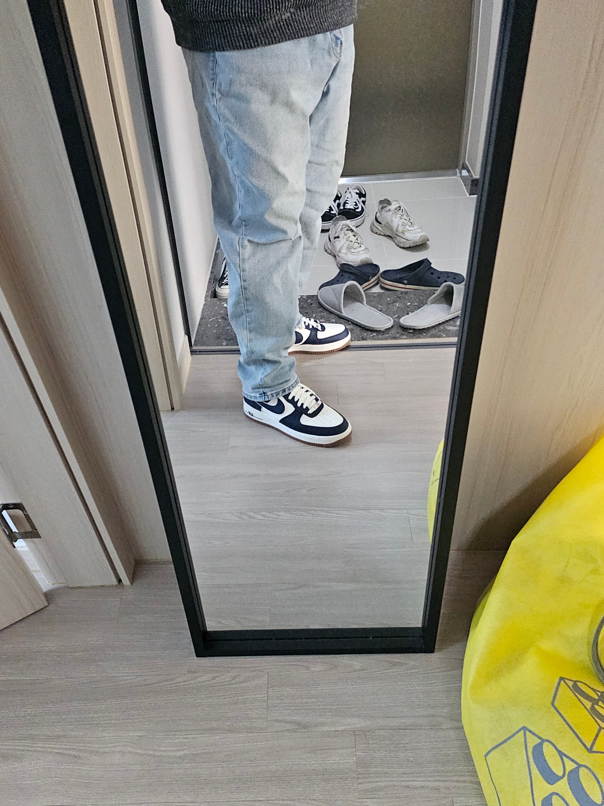 Nike Air Force 1 '07 LV8 Midnight Navy 착용 스타일