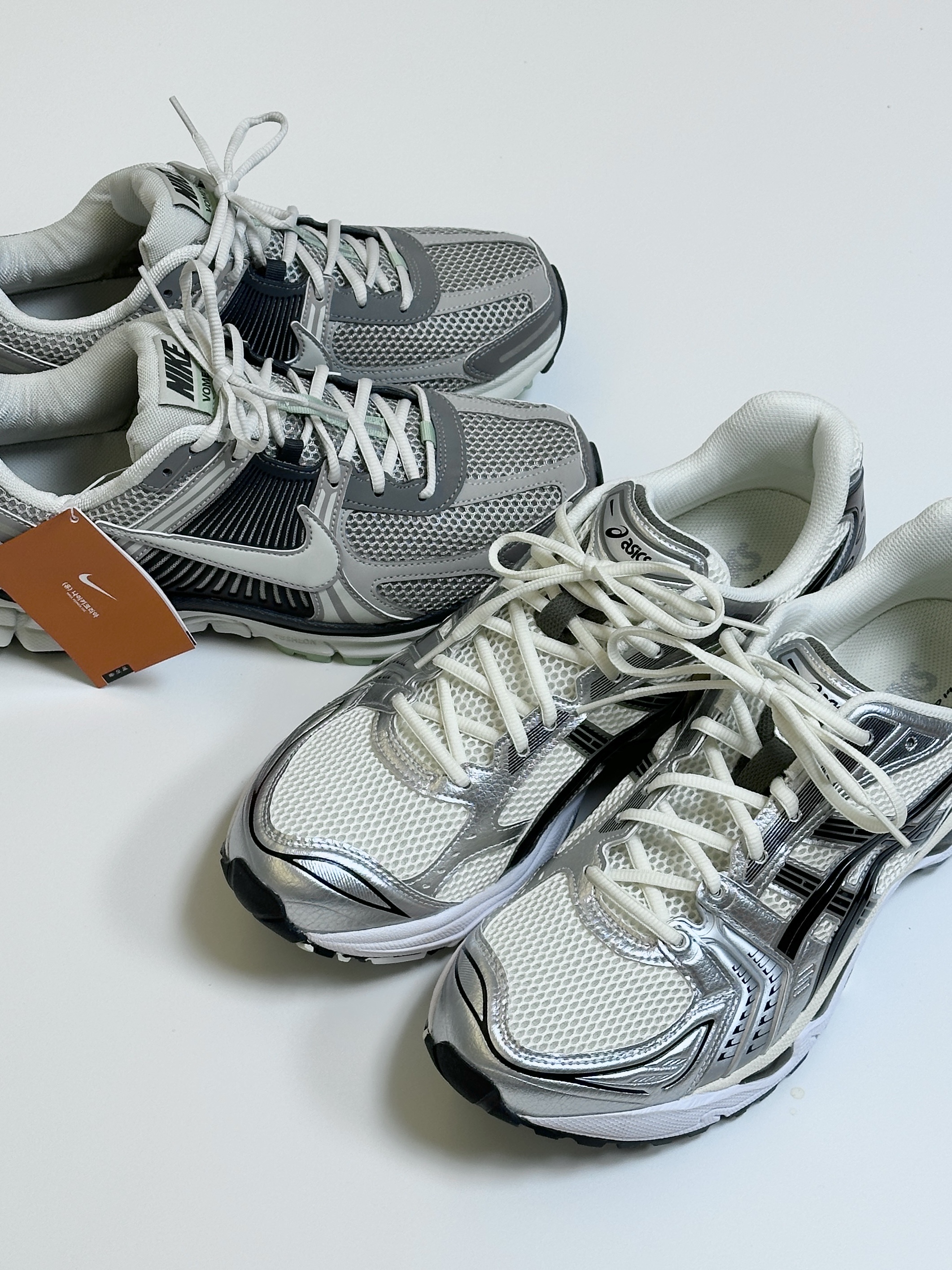 Asics Gel-Kayano 14 Cream Black, (W) Nike Zoom Vomero 5 Cobblestone and Flat Pewter 착용 스타일 - 1