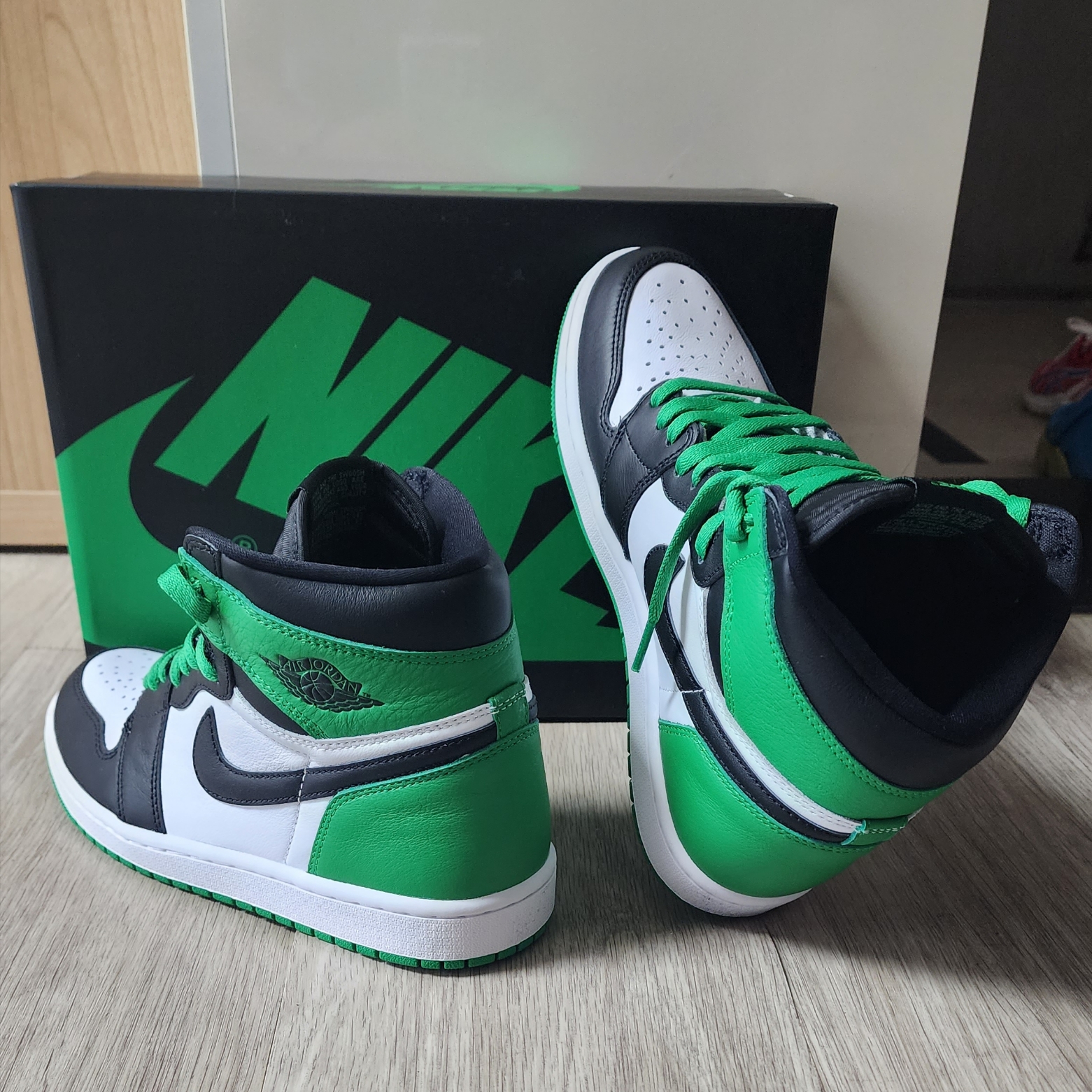 Jordan 1 Retro High OG Black and Lucky Green 착용 스타일 - 3