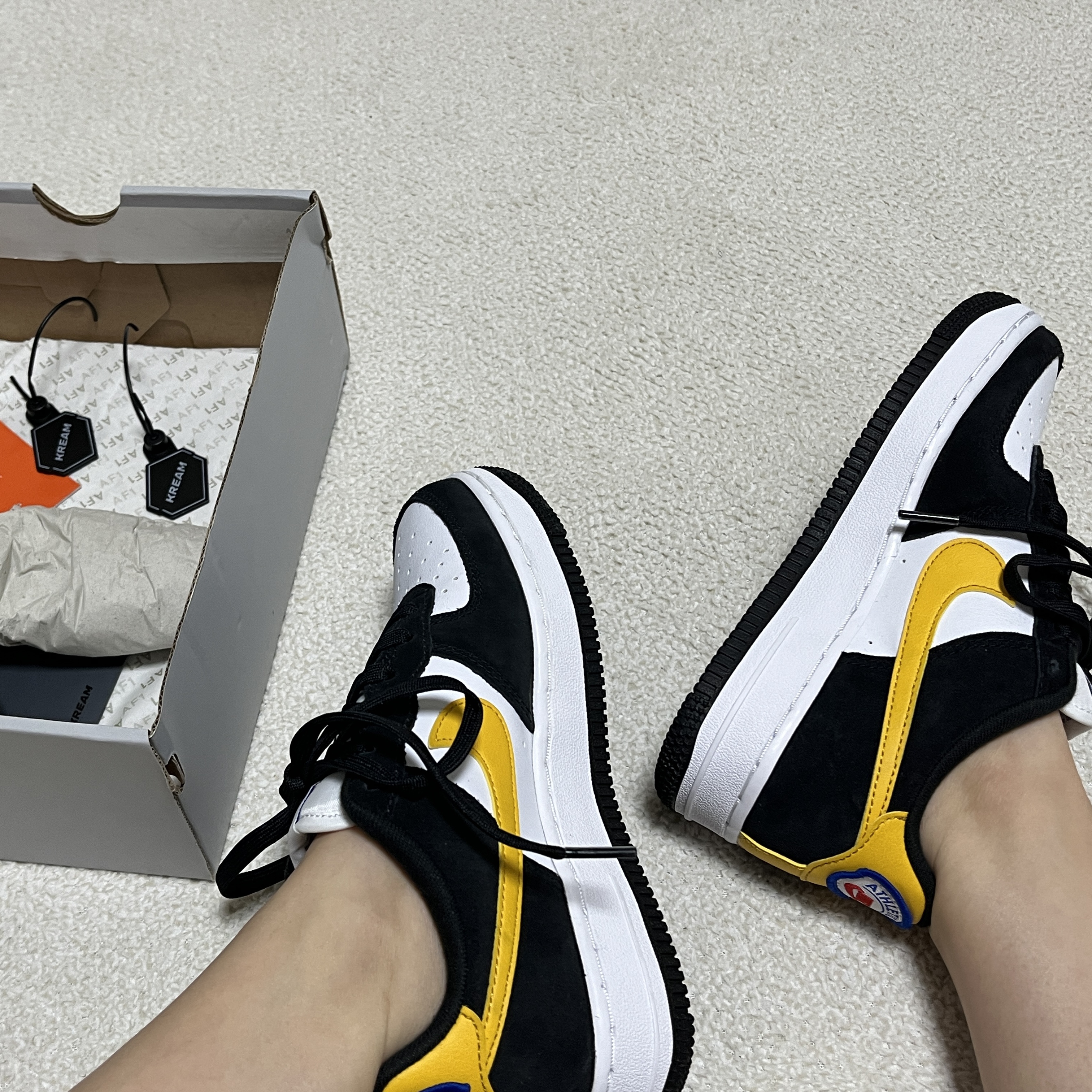 (GS) Nike Air Force 1 LV8 Athletic Club Black Dark Sulfur 착용 스타일 - 2