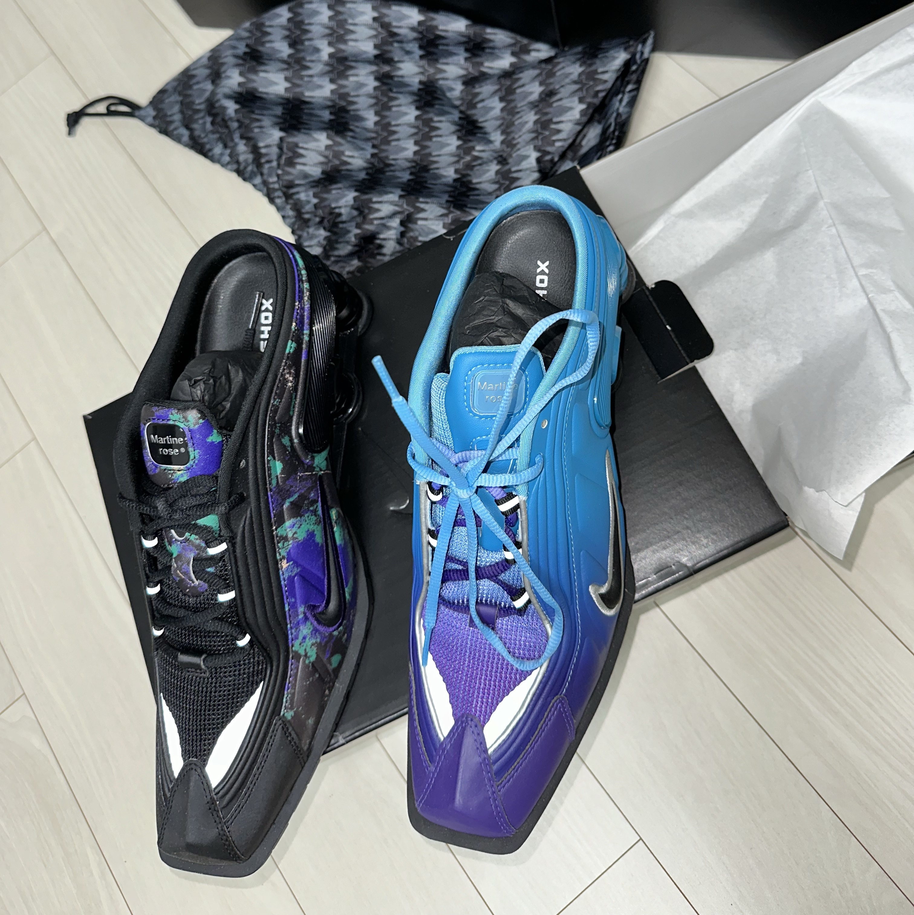 Nike x Martine Rose Shox MR4 Scuba Blue, Nike x Martine Rose Shox MR4 Black Multi 착용 스타일 - 4