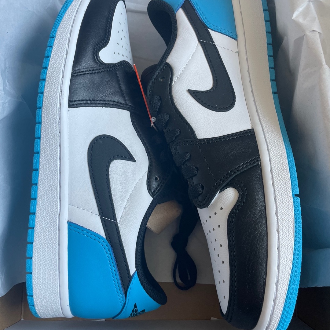 Jordan 1 Retro Low OG Black and Dark Powder Blue 착용 스타일