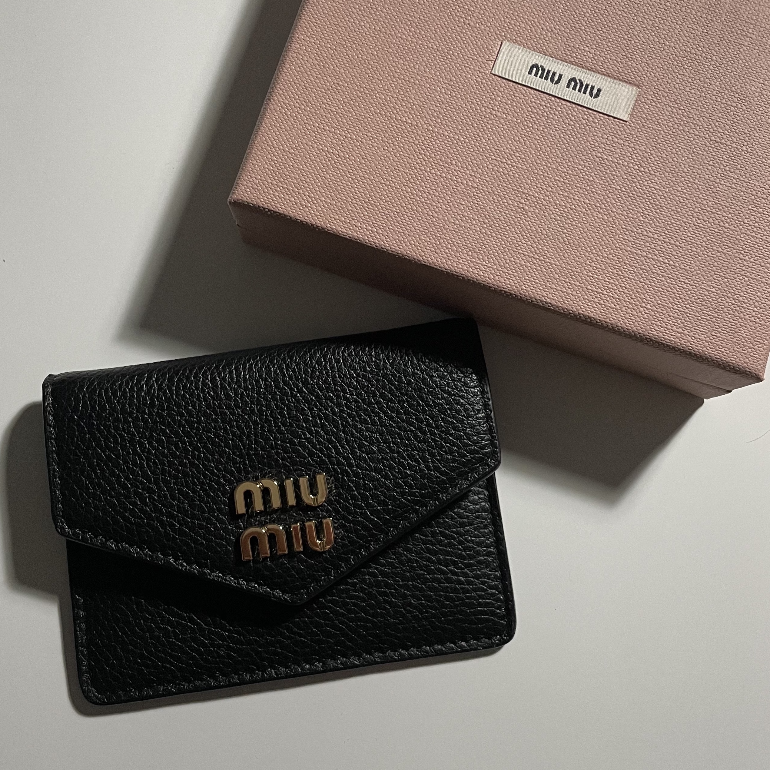 Miu Miu Metal Lettering Logo Leather Card Holder Black 착용 스타일