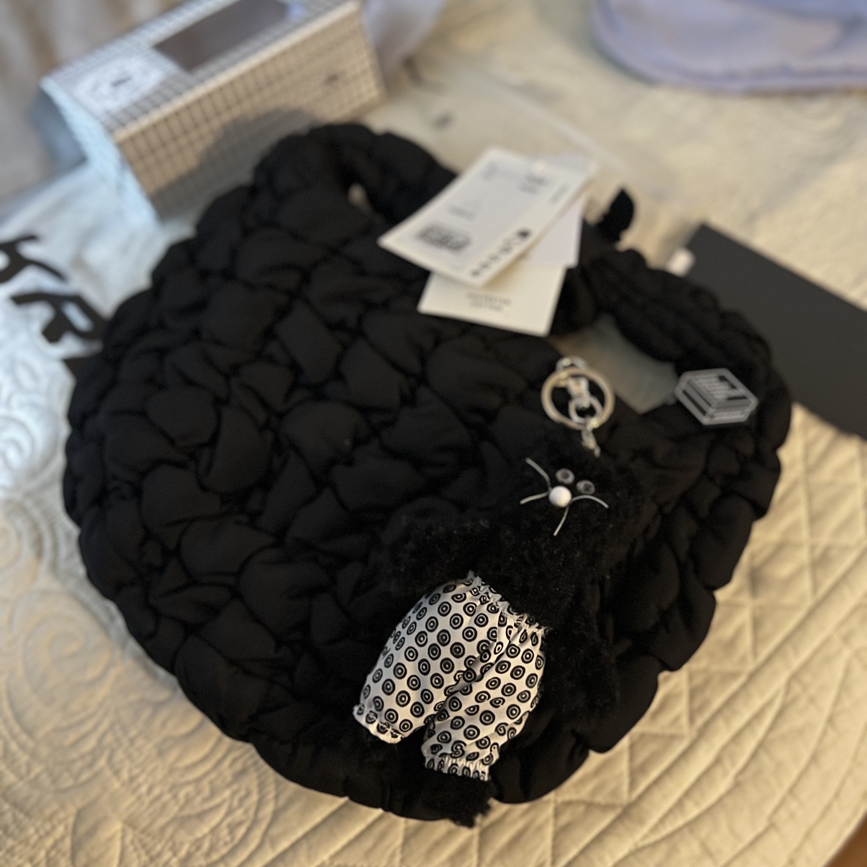 COS Quilted Mini Bag Black 착용 스타일