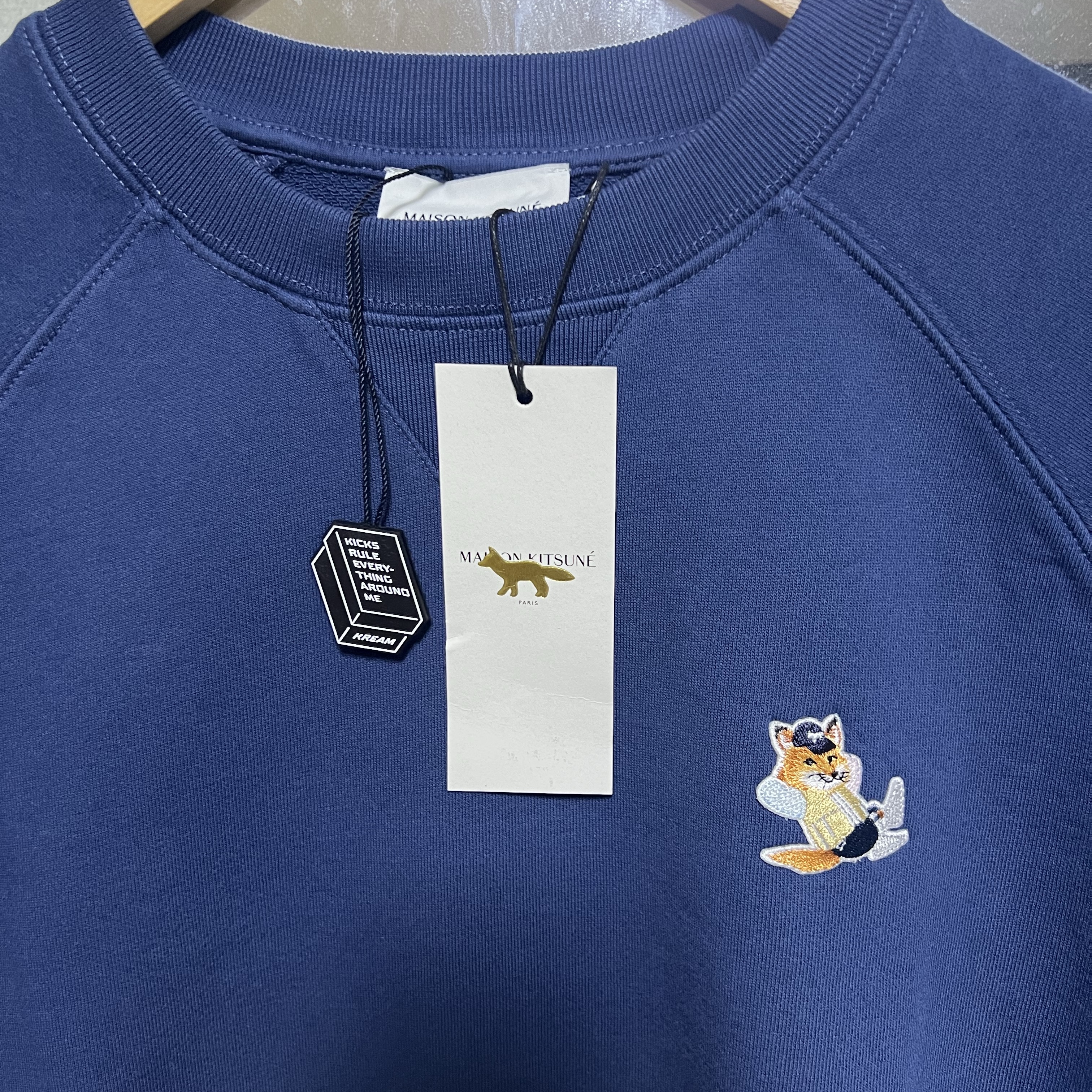 Maison Kitsune Dressed Fox Patch Classic Sweatshirt Blue Denim 착용 스타일 - 1