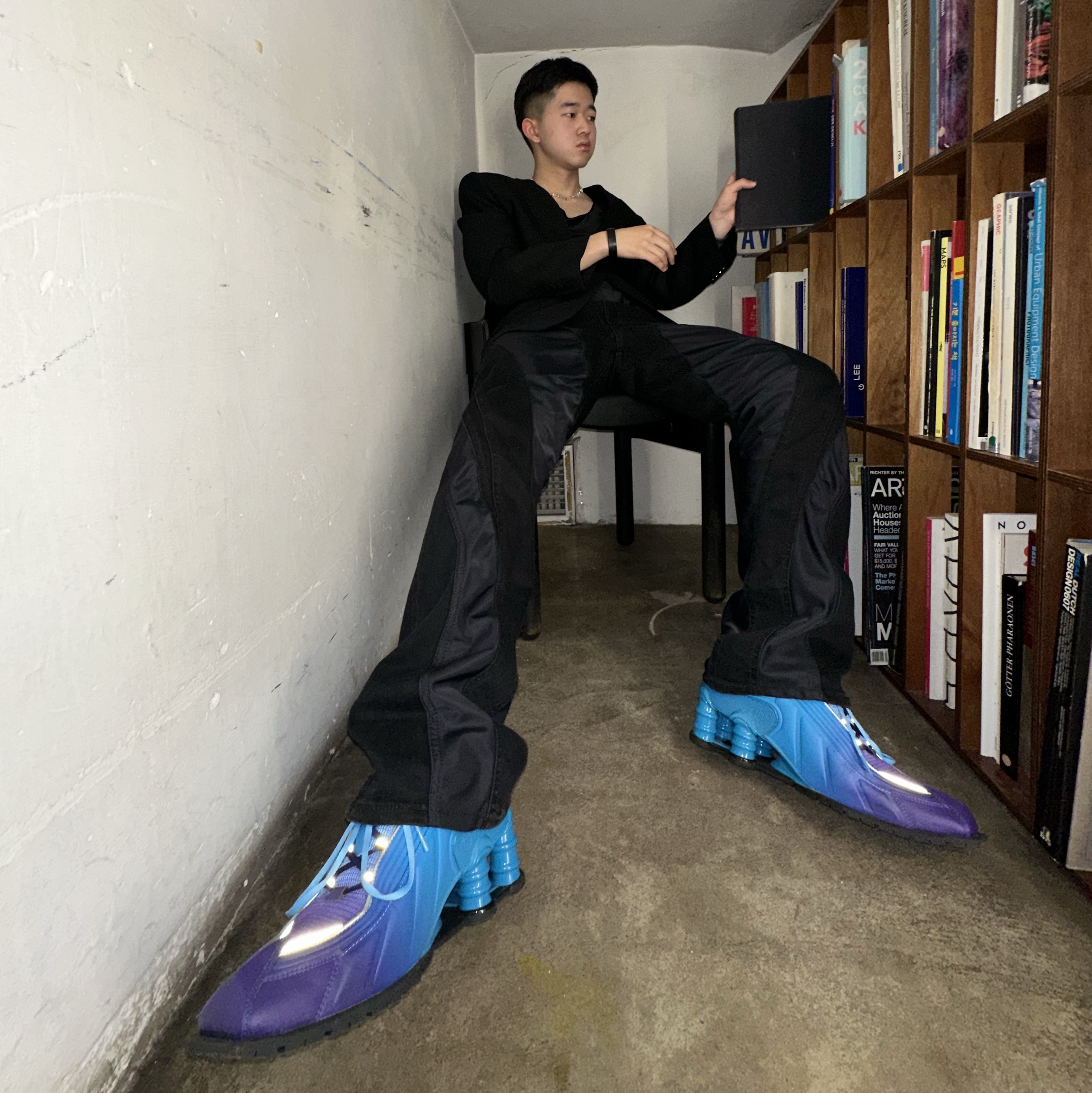 Nike x Martine Rose Shox MR4 Scuba Blue, Nike x Martine Rose Shox MR4 Black Multi 착용 스타일 - 3