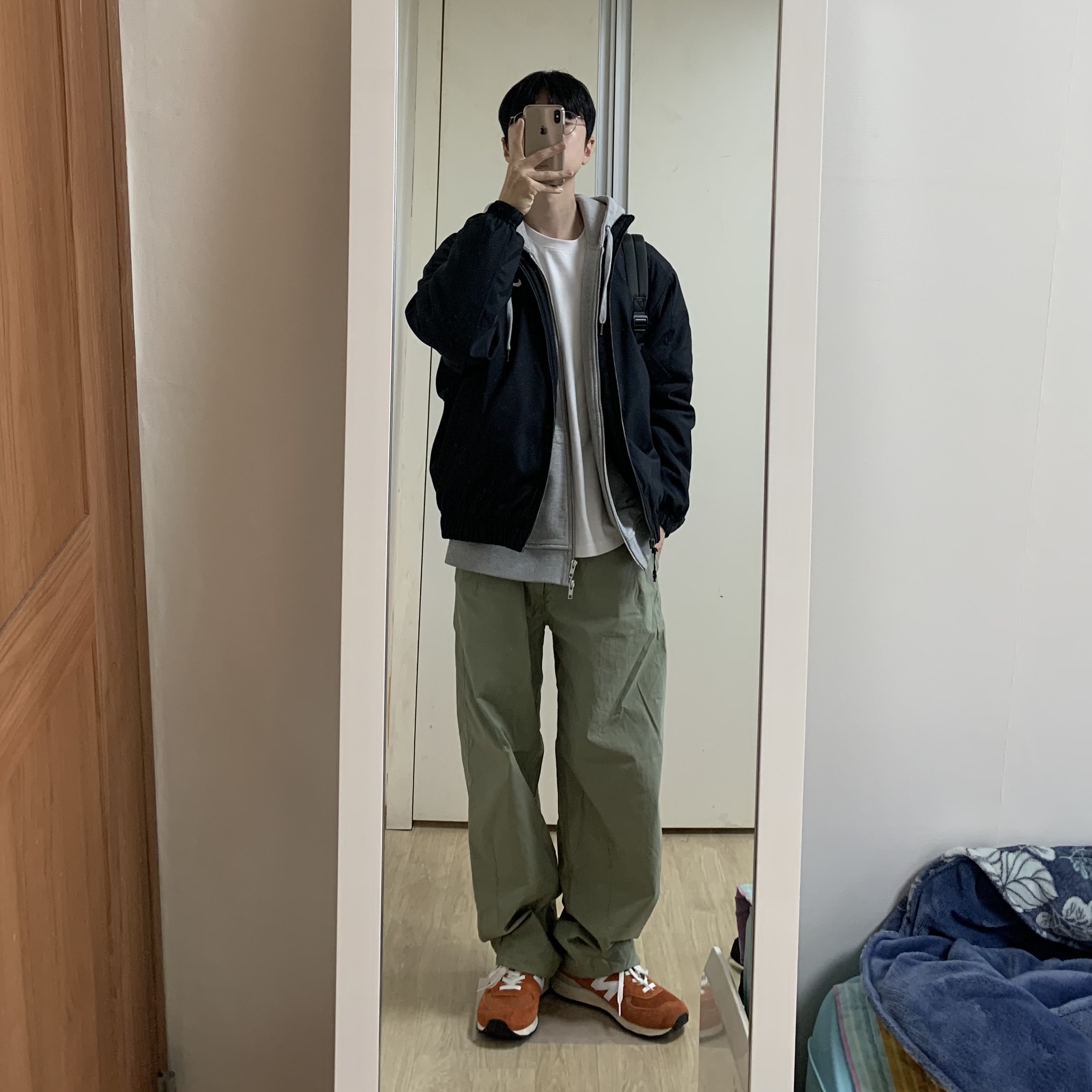 New Balance 574 Heritage Orange Burst White, Nike NRG Solo Swoosh Satin Bomber Jacket Black - Asia 착용 스타일 - 1