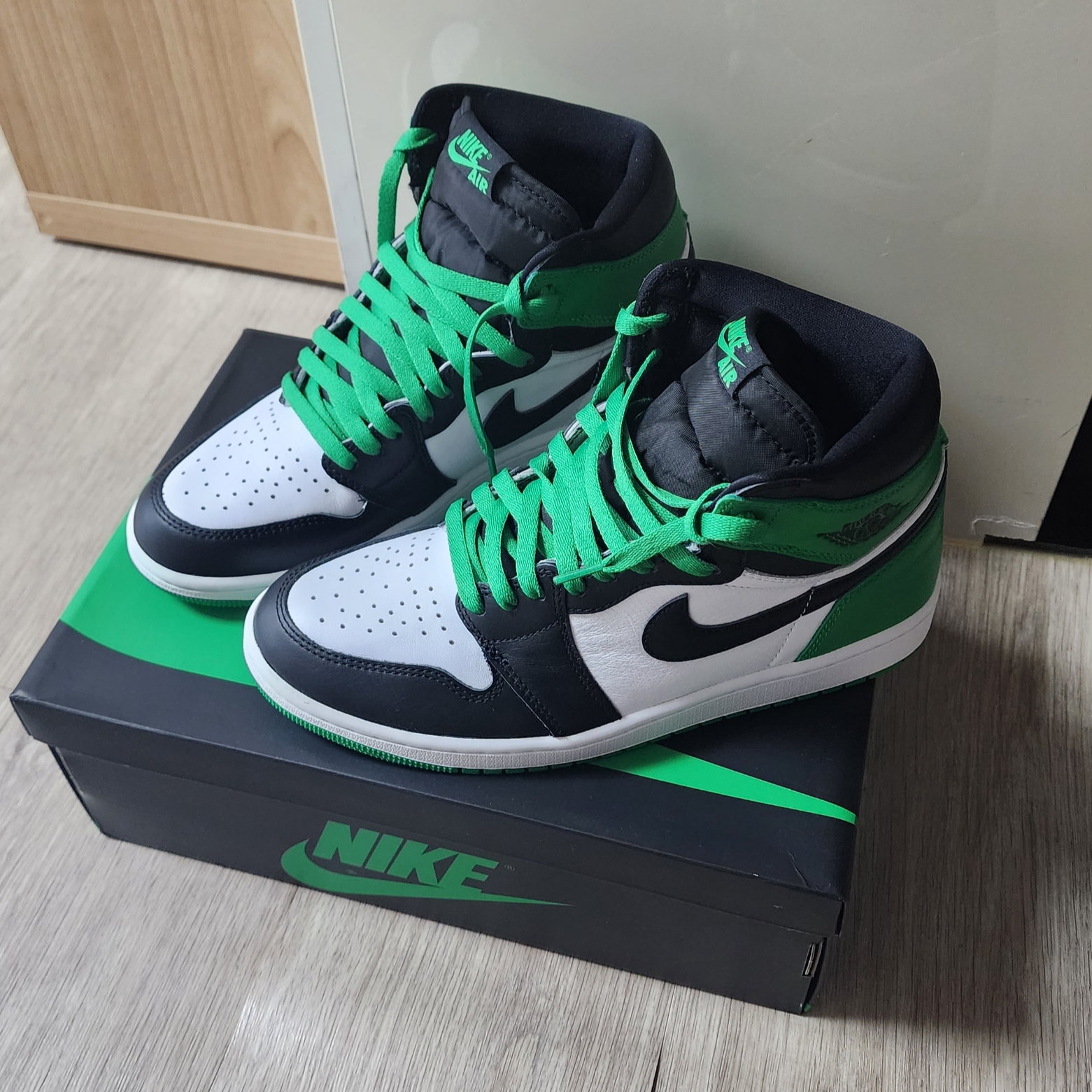 Jordan 1 Retro High OG Black and Lucky Green 착용 스타일 - 2