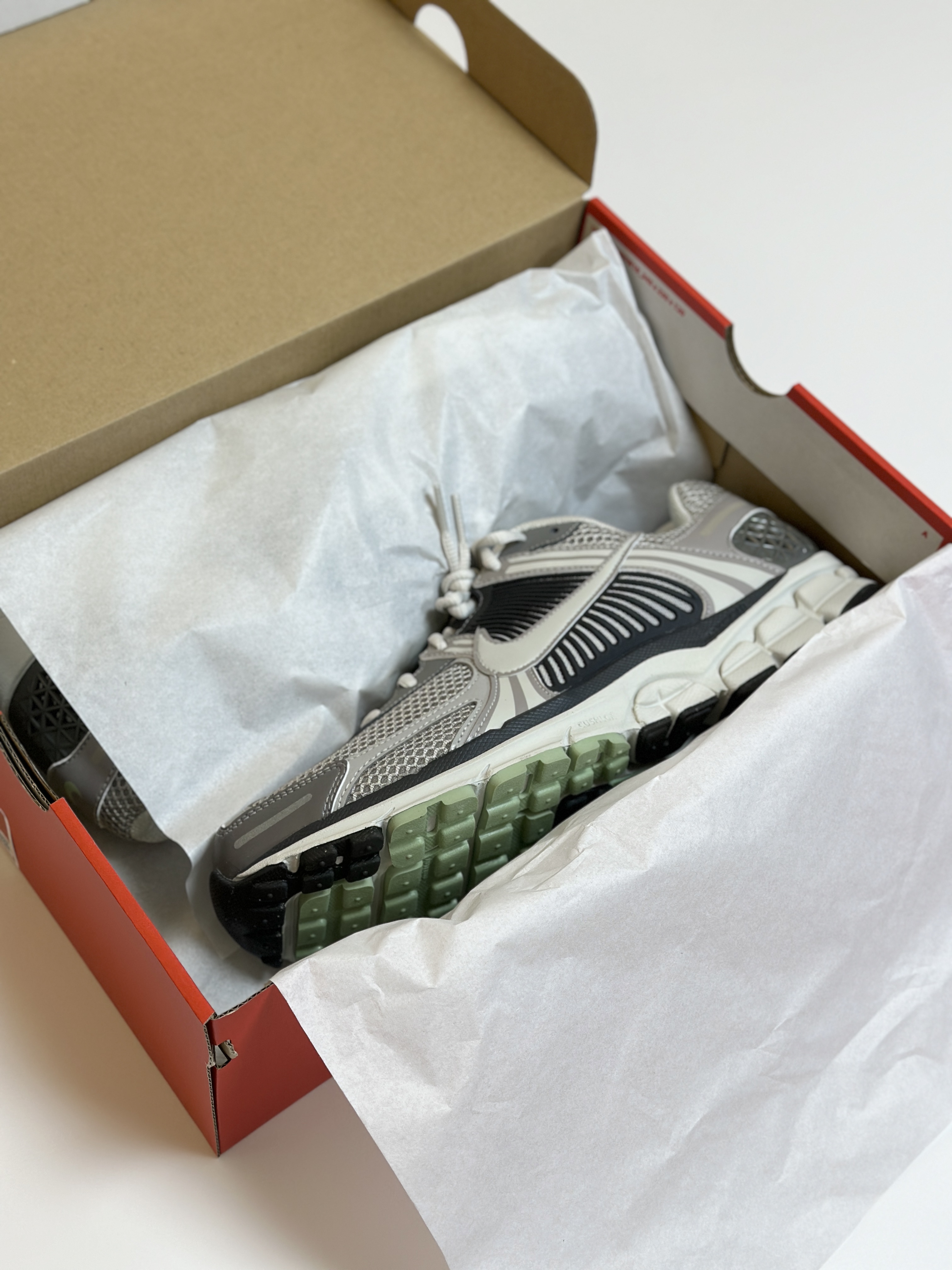 Asics Gel-Kayano 14 Cream Black, (W) Nike Zoom Vomero 5 Cobblestone and Flat Pewter 착용 스타일 - 6