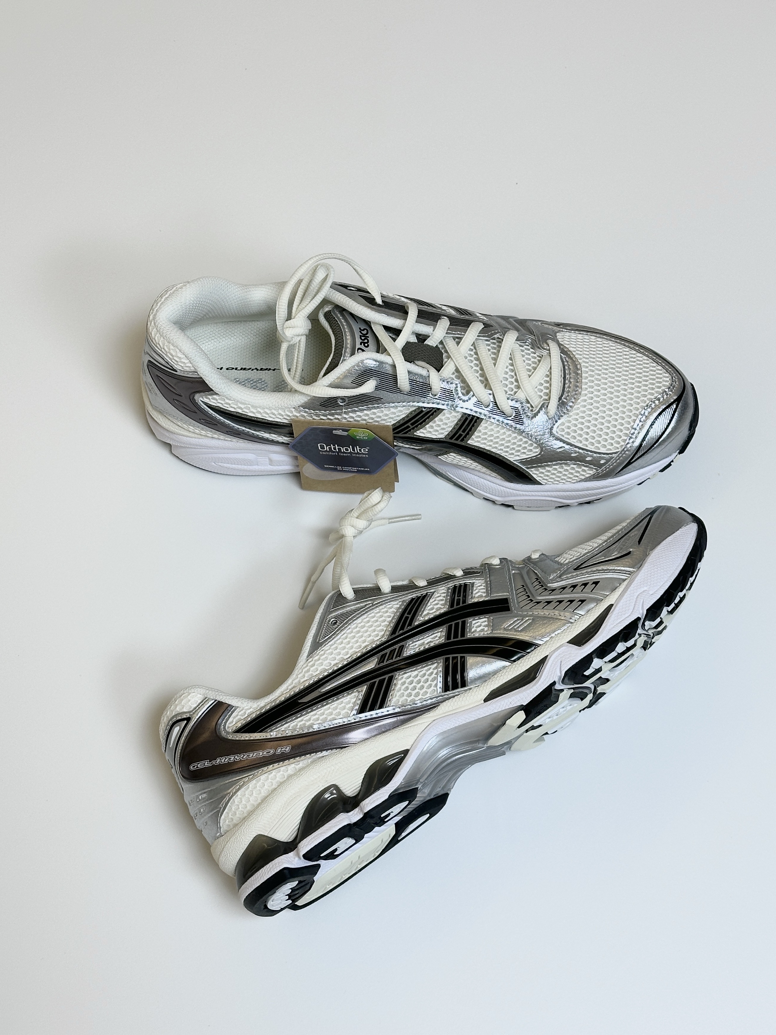 Asics Gel-Kayano 14 Cream Black, (W) Nike Zoom Vomero 5 Cobblestone and Flat Pewter 착용 스타일 - 3