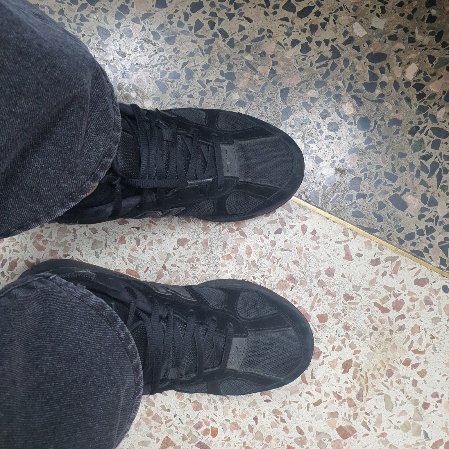 New Balance 878 Triple Black 착용 스타일 - 1