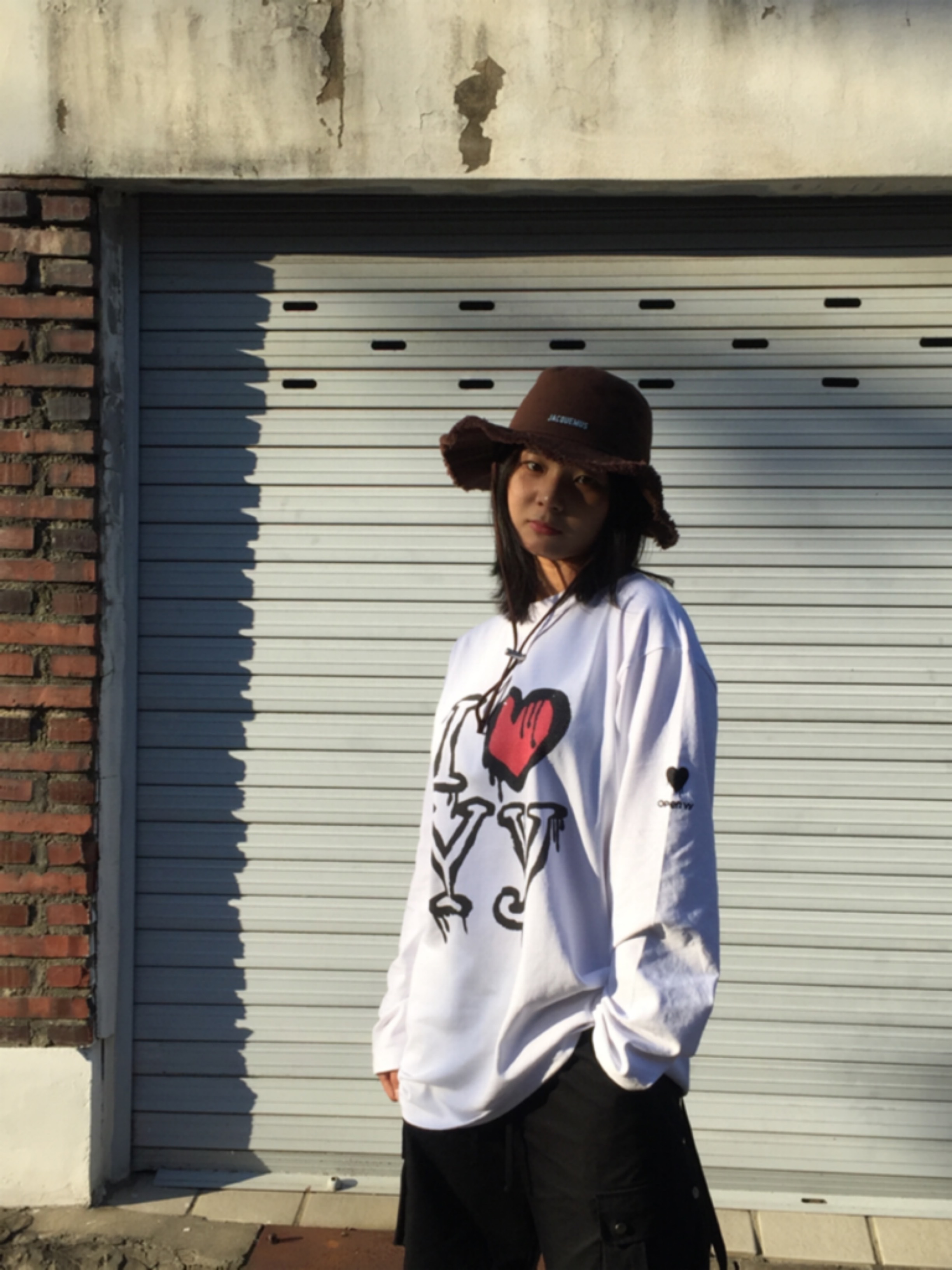 Jacquemus Le Bob Artichaut Bucket Hat Brown, Nike x Stussy Air Penny II Vivid Green and Black 착용 스타일 - 3