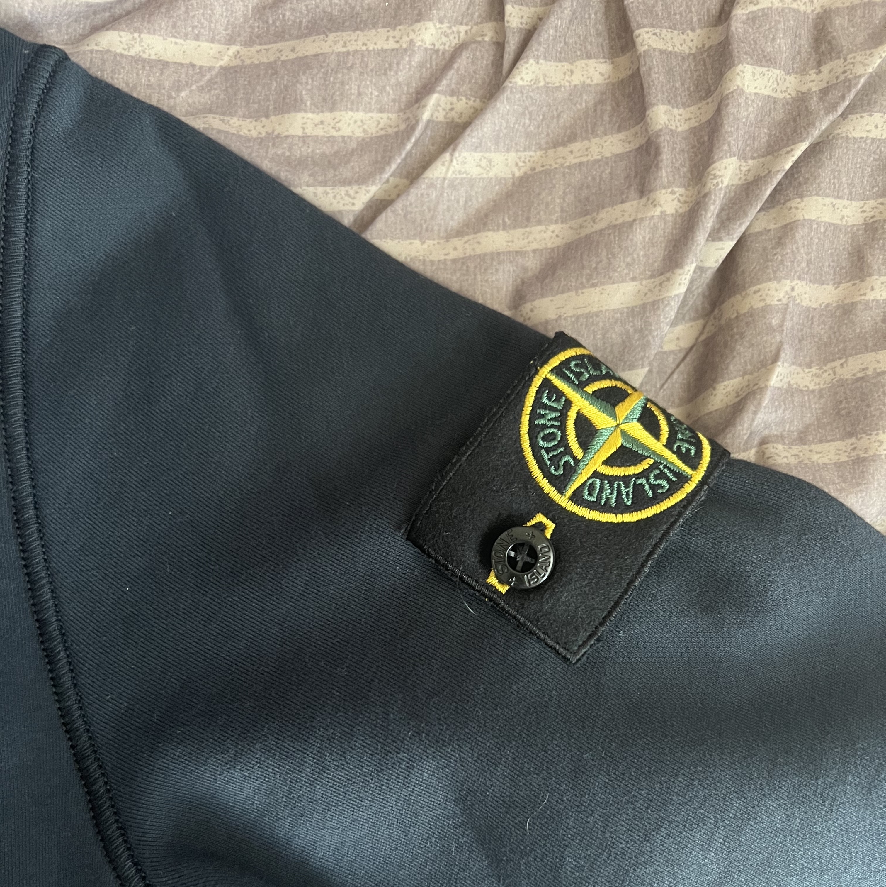 Stone Island 63051 Cotton Fleece Garment Dyed Sweatshirt Black - 23SS 착용 스타일 - 1