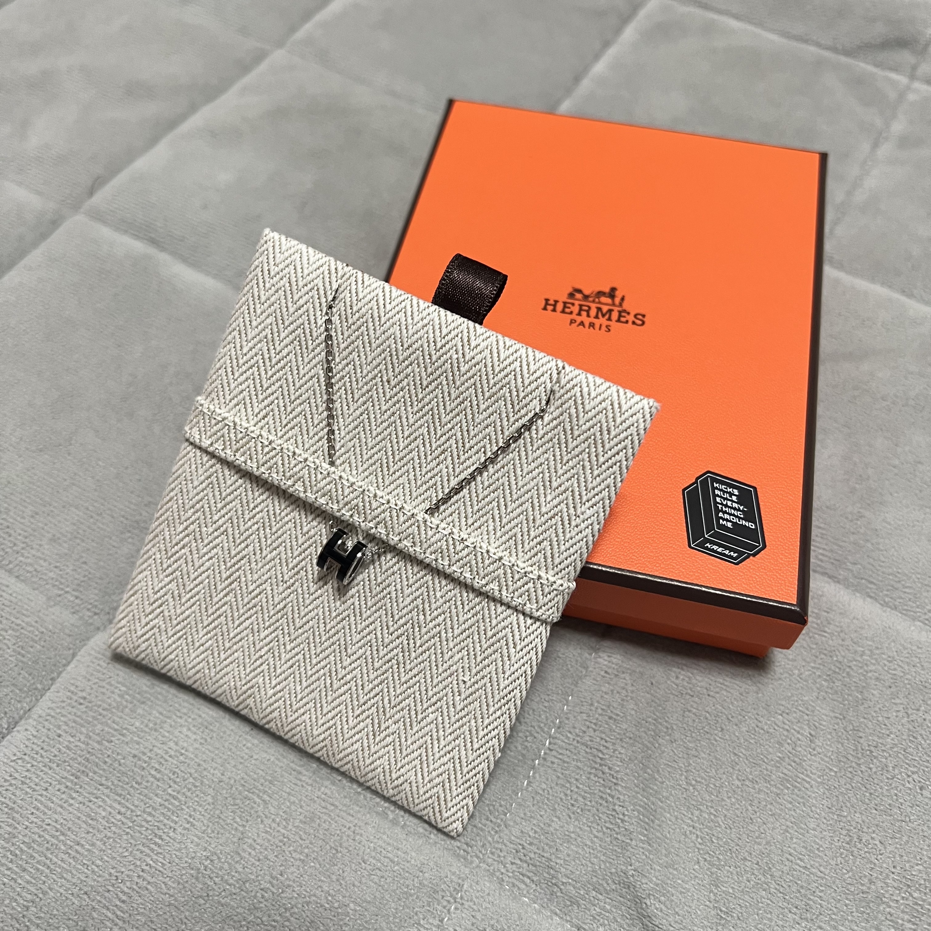 (W) Hermes Mini Pop H Pendant Palladium & Noir 착용 스타일