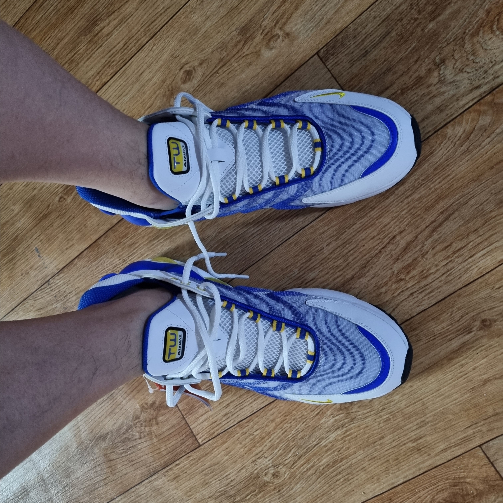 Nike Air Max TW Racer Blue and Speed Yellow 착용 스타일 - 2
