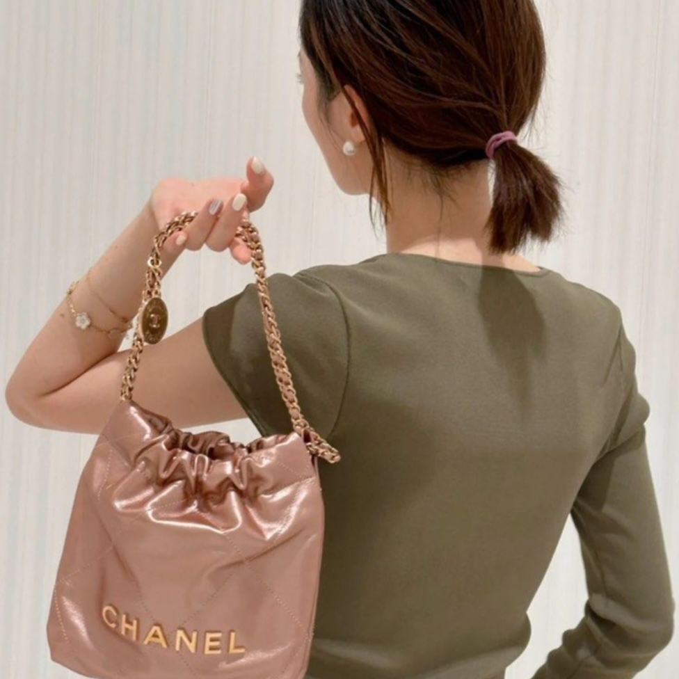 Chanel 22 Mini Handbag Metallic Calfskin & Pink Gold Copper 착용 스타일 - 4