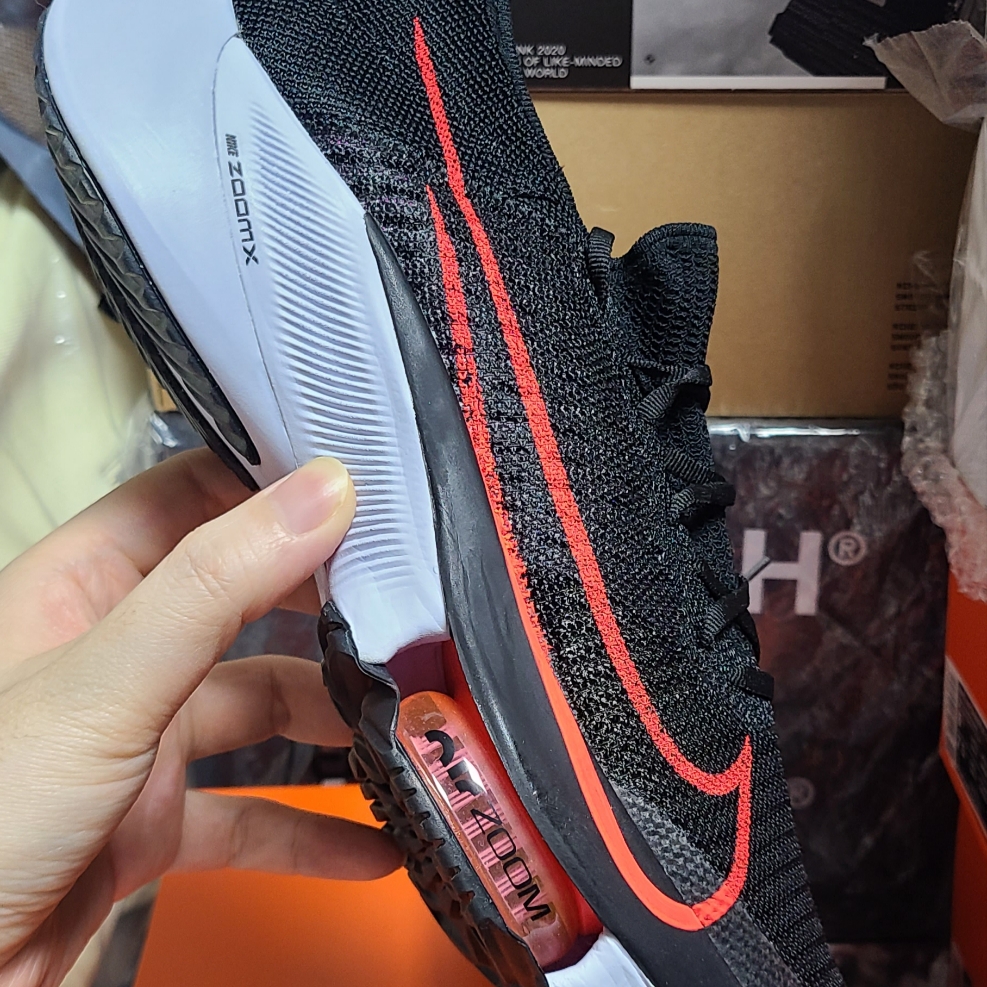 Nike Air Zoom Tempo Next% Flyknit Black Flash Crimson 착용 스타일 - 4