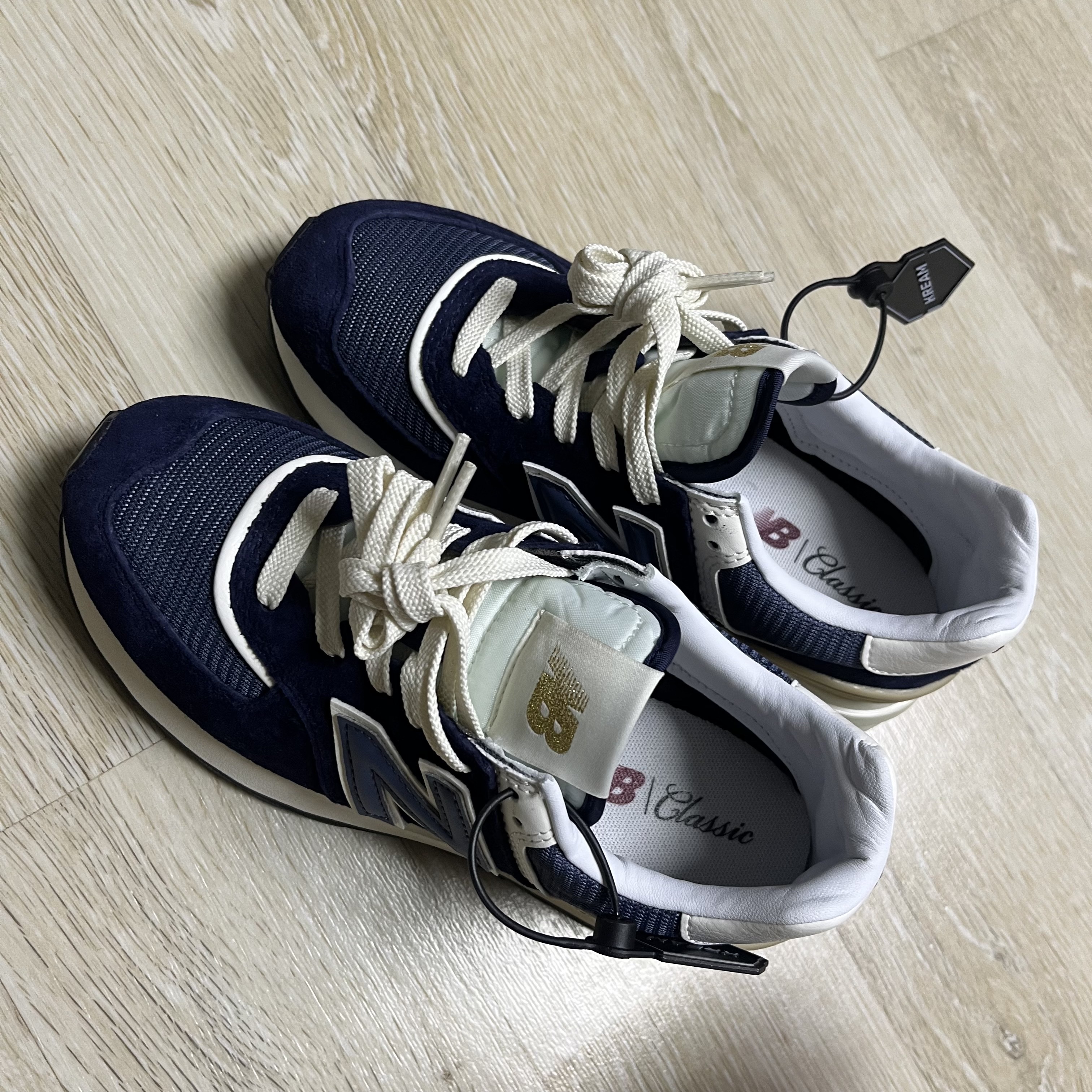 New Balance 574 Legacy Navy 착용 스타일 - 2
