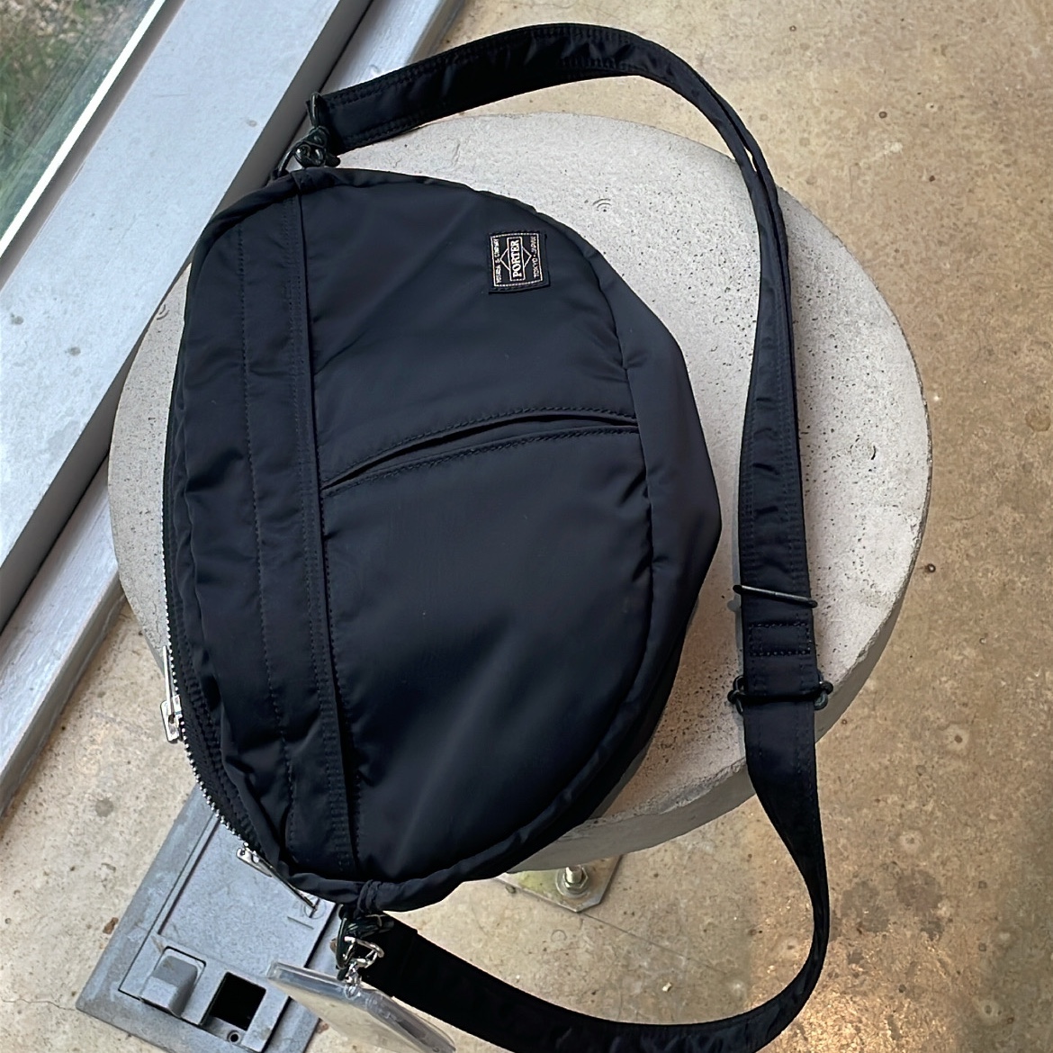 Porter Tanker Shoulder Bag Black 착용 스타일