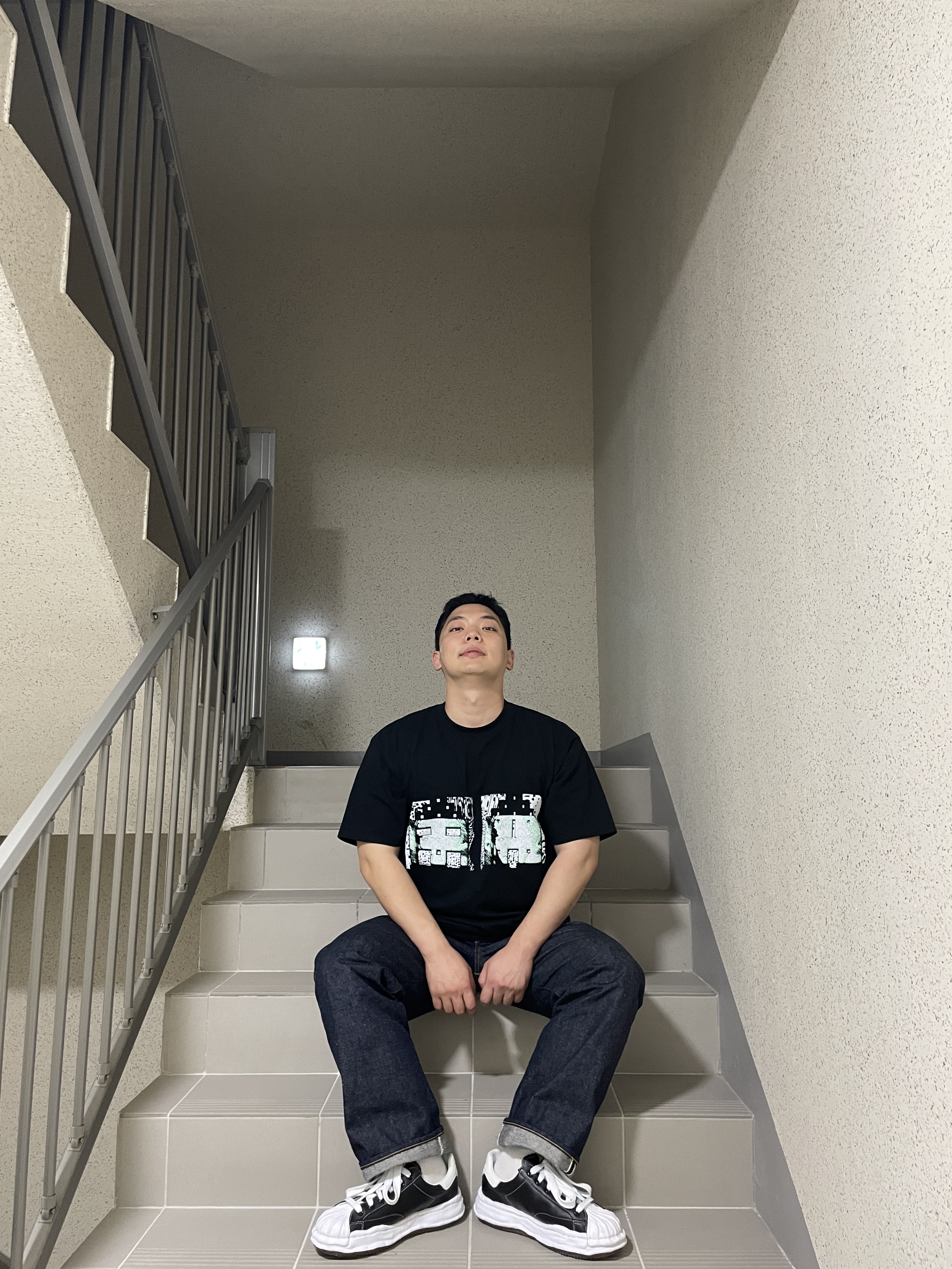 Maison Mihara Yasuhiro Blakey OG Sole Leather Low-top Sneakers Black, Cav Empt Displeased T-Shirt Black - 23FW 착용 스타일 - 2