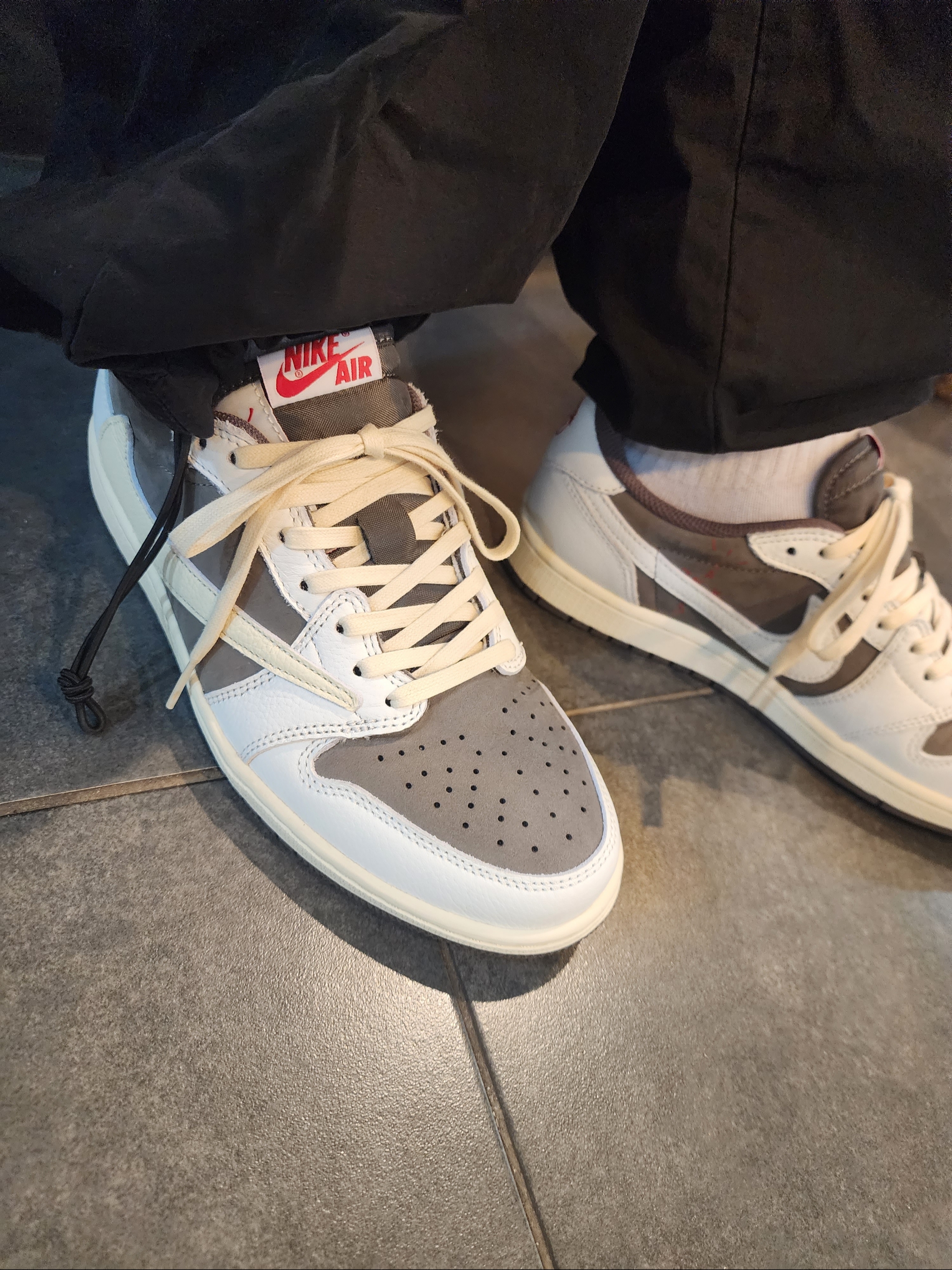 Jordan 1 x Travis Scott Retro Low OG SP Sail and Ridgerock 착용 스타일
