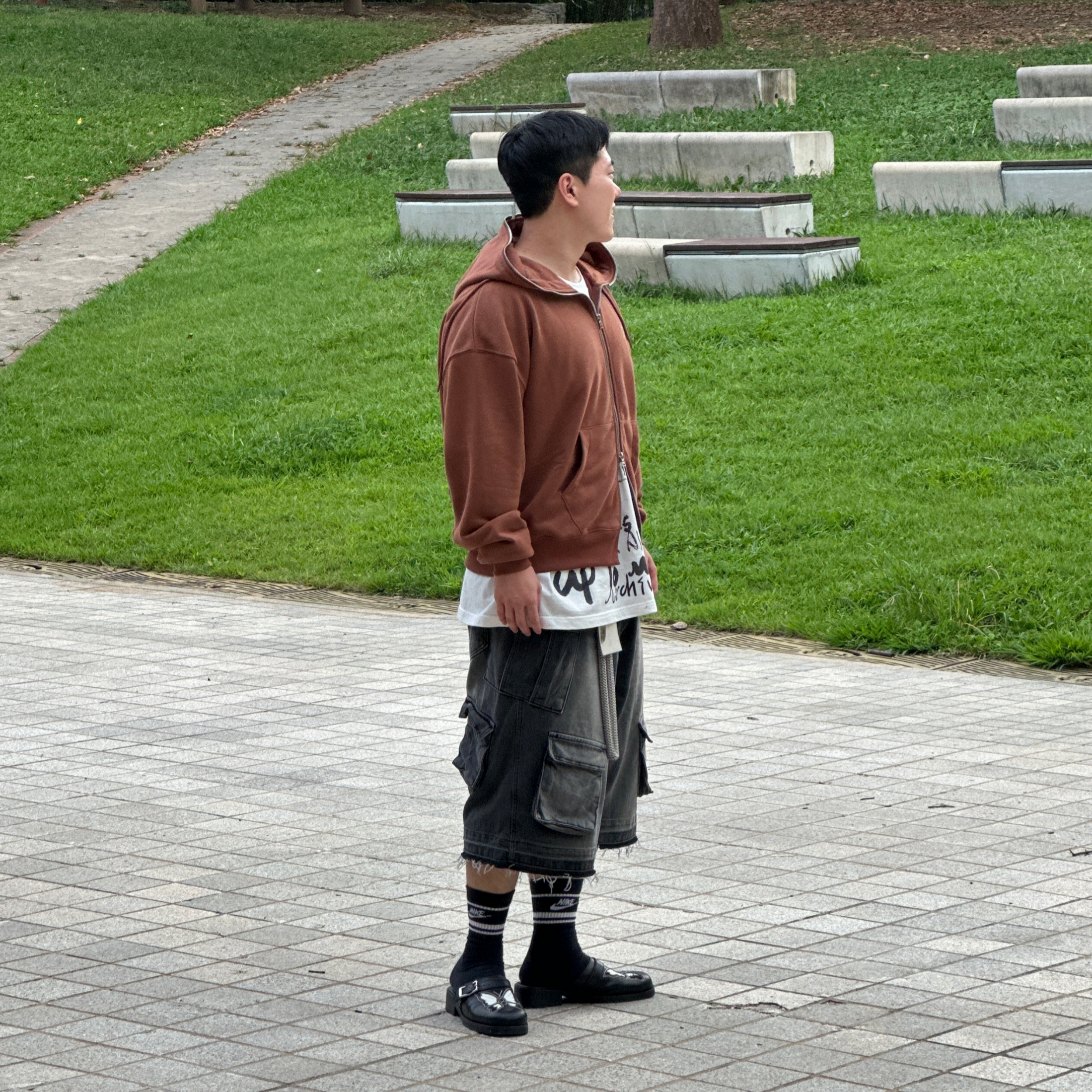 Nos Couleurs Old Washed Cargo Denim Shorts Dark Grey, Our Legacy Camion Mule Schmetterling Black Leather 착용 스타일 - 5