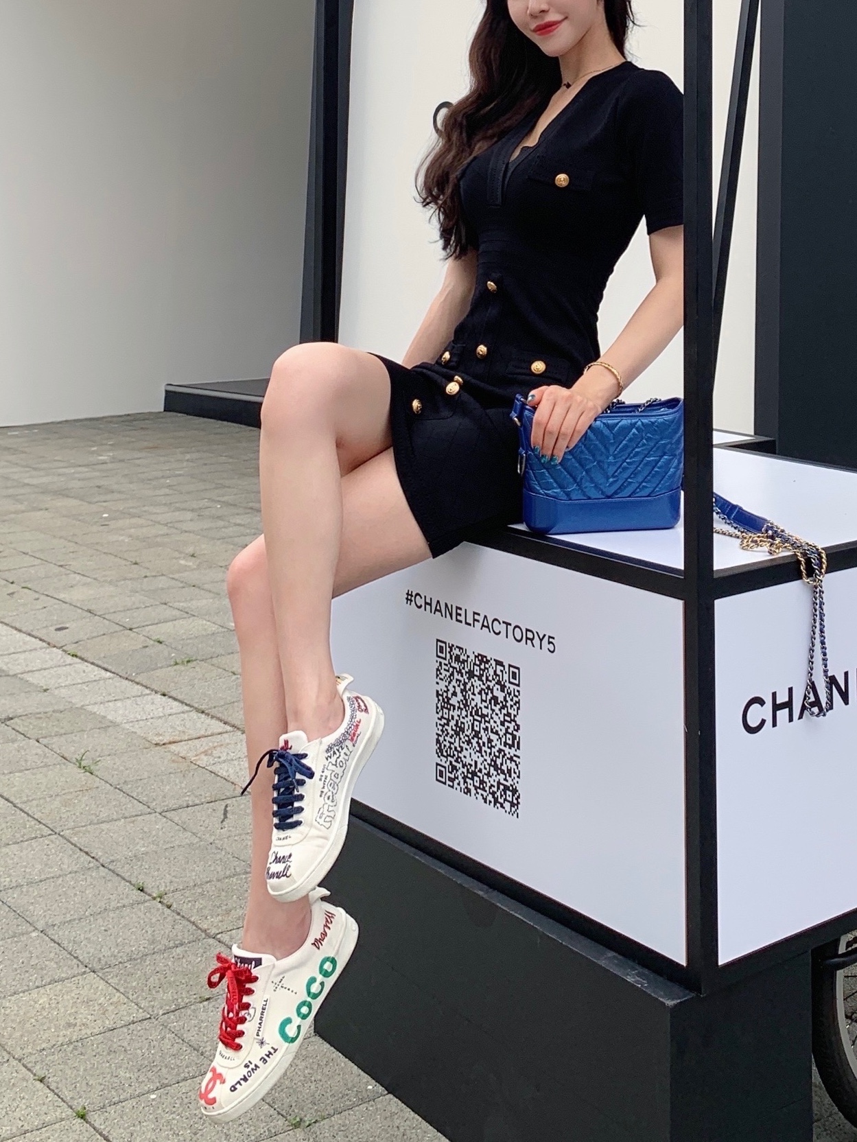 Chanel Gabrielle Small Hobo Bag Aged Calfskin & Gold Black, (W) Chanel Stud Earrings Metal Calfskin & Gold Black Pink 착용 스타일 - 3