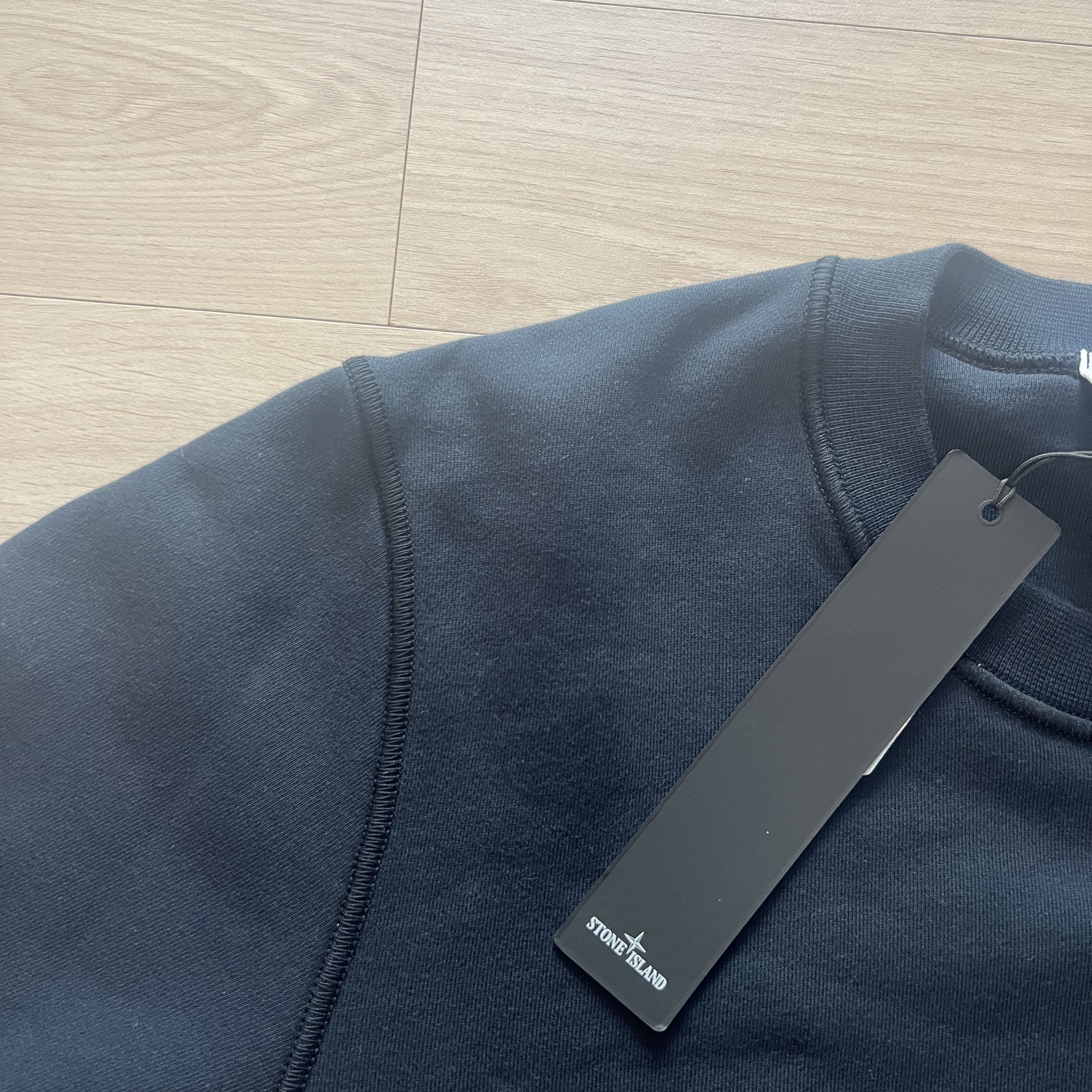 Stone Island 63051 Cotton Fleece Garment Dyed Sweatshirt Black - 23SS 착용 스타일 - 2
