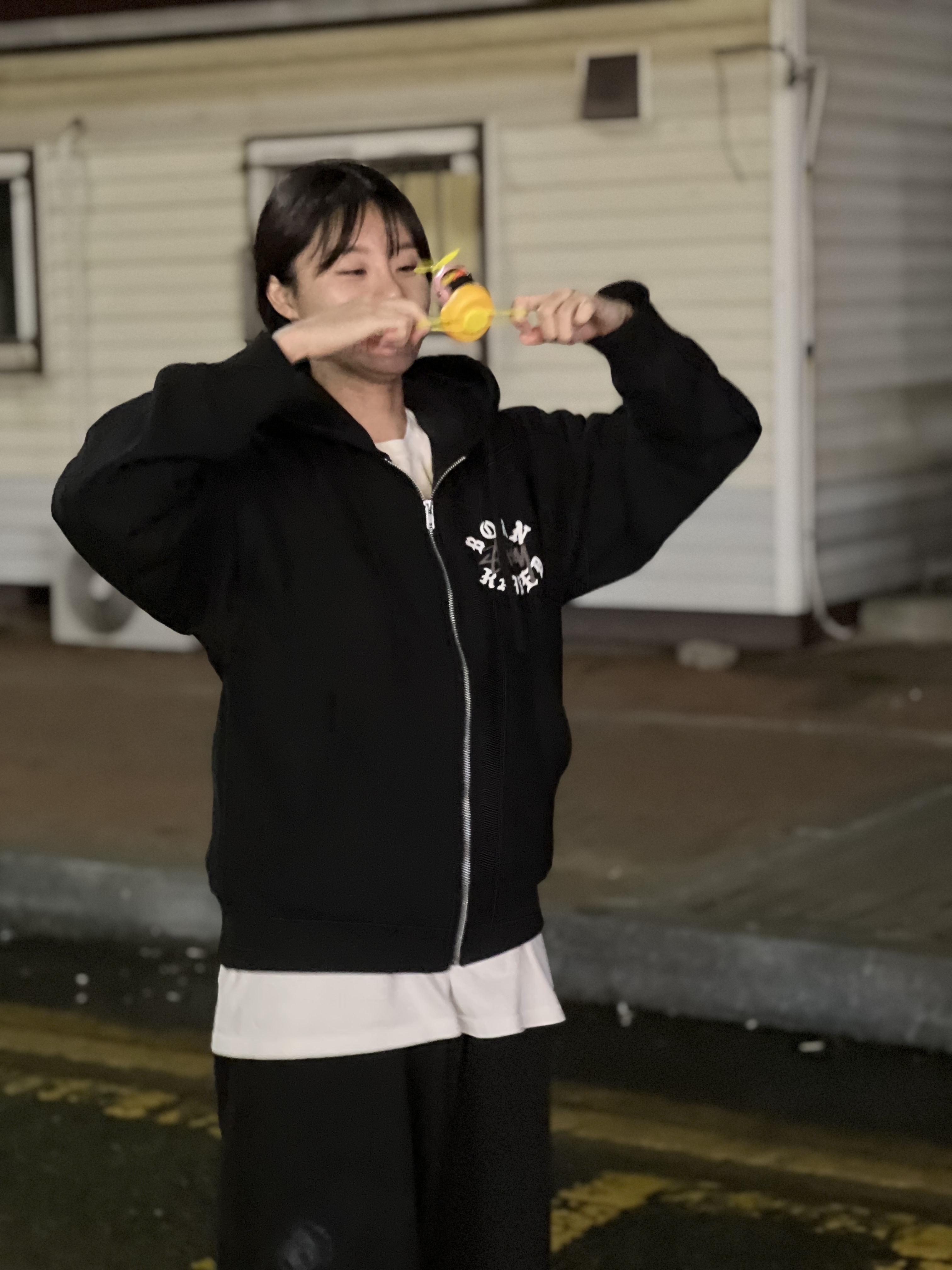 Stussy x Born X Raised Logo Zip Hoodie Black 착용 스타일 - 3
